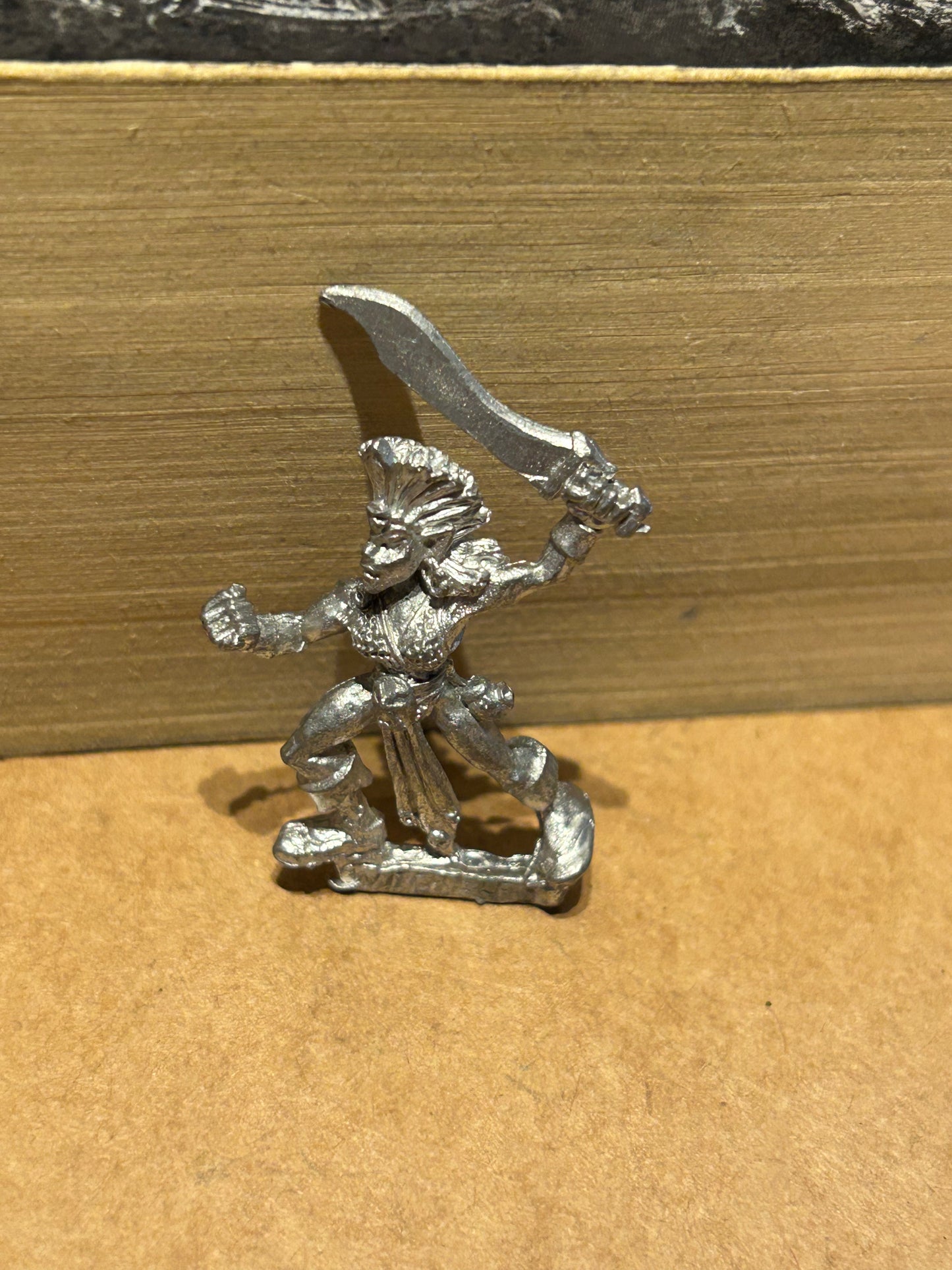 Warhammer fantasy dark elf witch elf with sword/dagger marauder miniatures