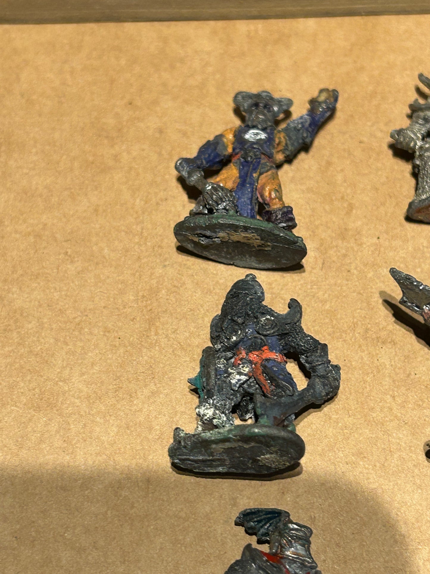 Warhammer fantasy collection of 10 chaos warriors (some potential lead rot, hence low cost)