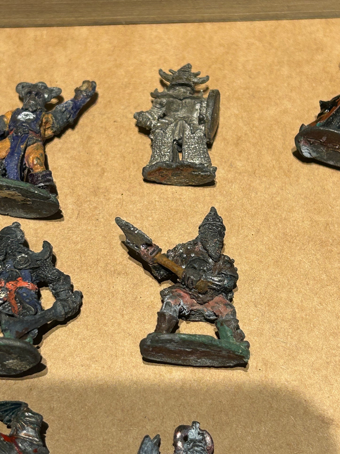 Warhammer fantasy collection of 10 chaos warriors (some potential lead rot, hence low cost)