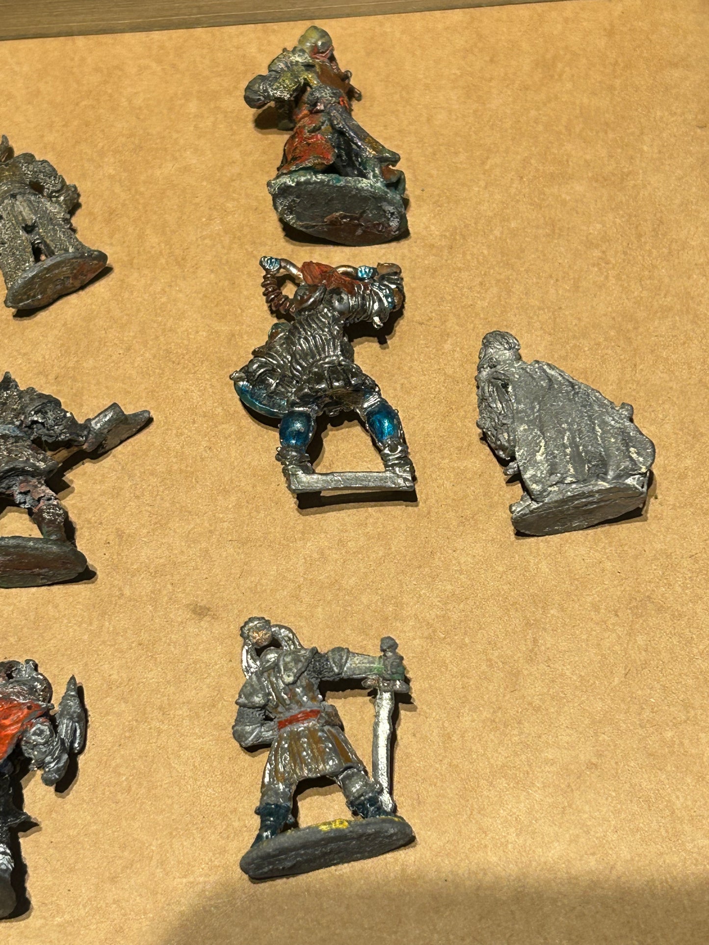 Warhammer fantasy collection of 10 chaos warriors (some potential lead rot, hence low cost)