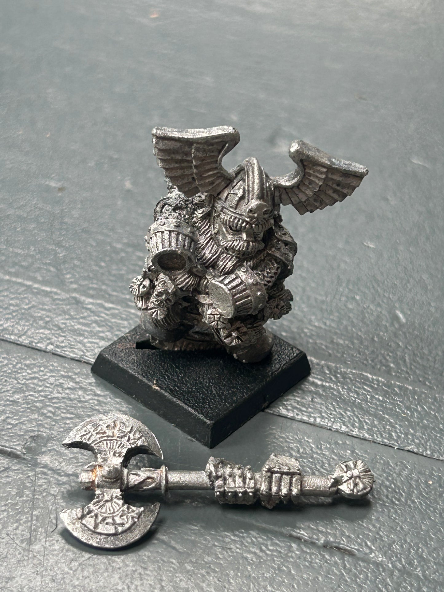 Warhammer fantasy dwarf lord or thane in gromril armour with double handed axe