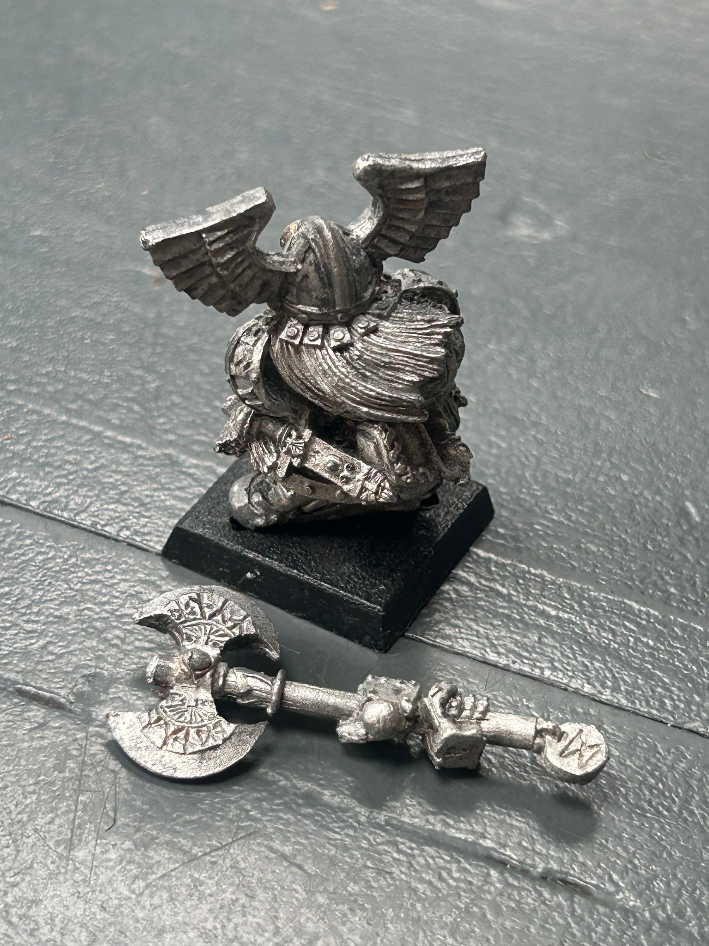Warhammer fantasy dwarf lord or thane in gromril armour with double handed axe