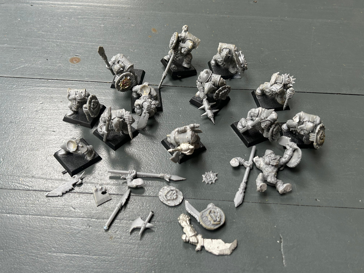 Warhammer fantasy 12 orc boys with some command metal bits and a few spare bits. Not sure if they can all be made complete and a couple have broken pieces