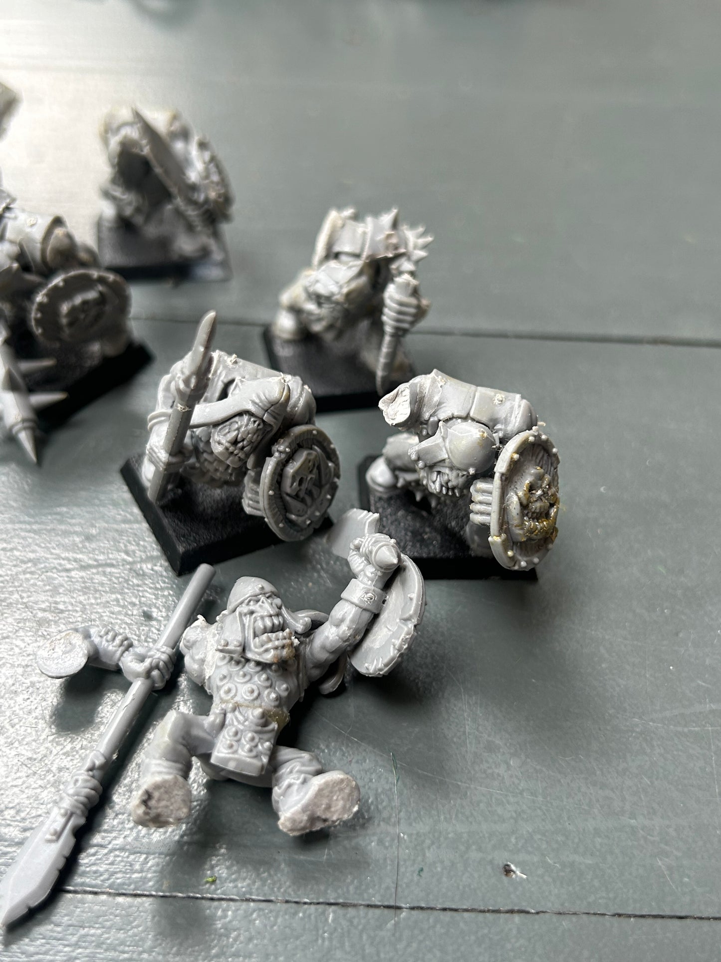 Warhammer fantasy 12 orc boys with some command metal bits and a few spare bits. Not sure if they can all be made complete and a couple have broken pieces