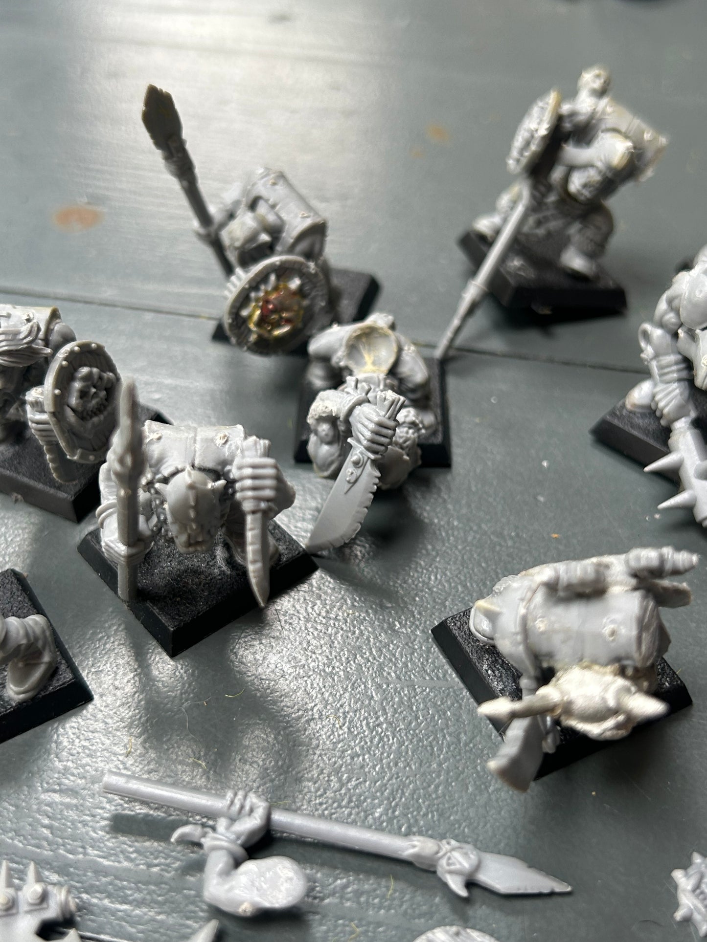 Warhammer fantasy 12 orc boys with some command metal bits and a few spare bits. Not sure if they can all be made complete and a couple have broken pieces