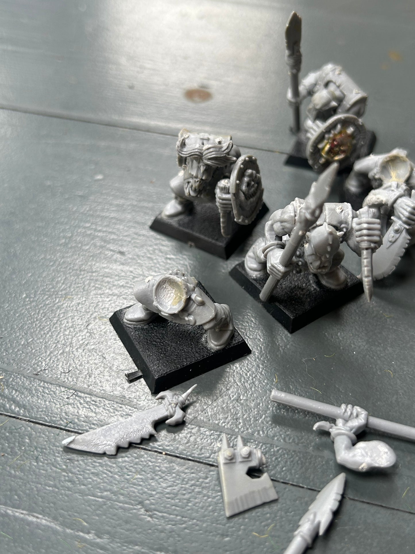 Warhammer fantasy 12 orc boys with some command metal bits and a few spare bits. Not sure if they can all be made complete and a couple have broken pieces