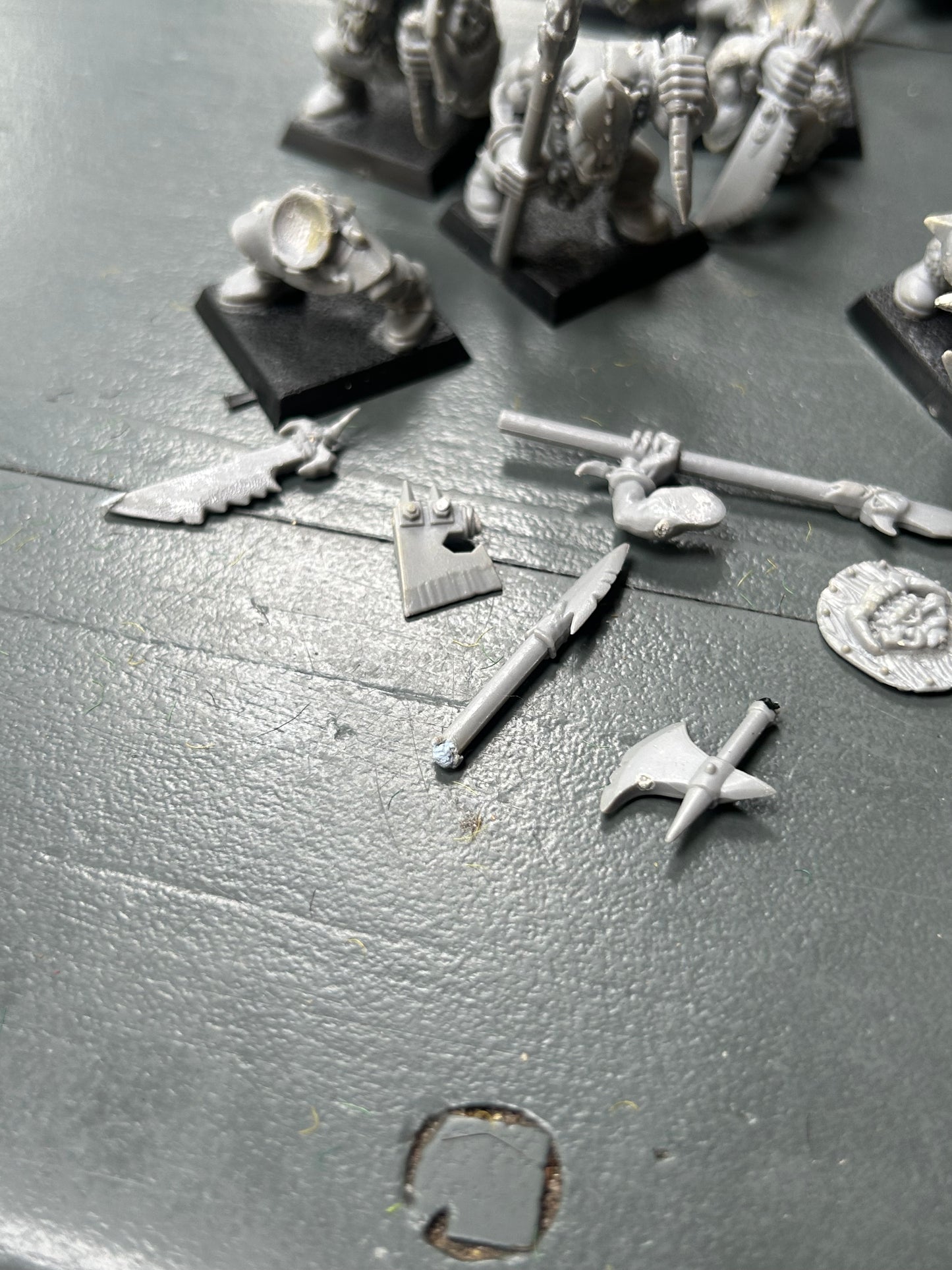 Warhammer fantasy 12 orc boys with some command metal bits and a few spare bits. Not sure if they can all be made complete and a couple have broken pieces