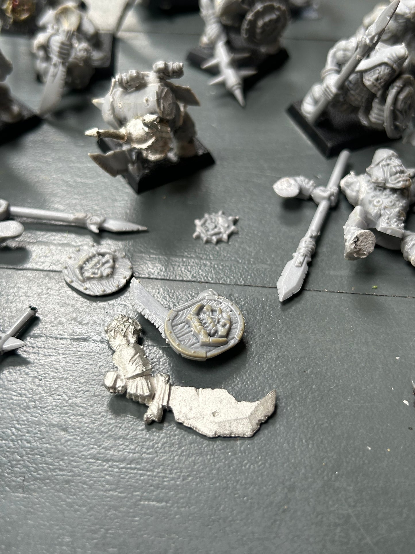 Warhammer fantasy 12 orc boys with some command metal bits and a few spare bits. Not sure if they can all be made complete and a couple have broken pieces
