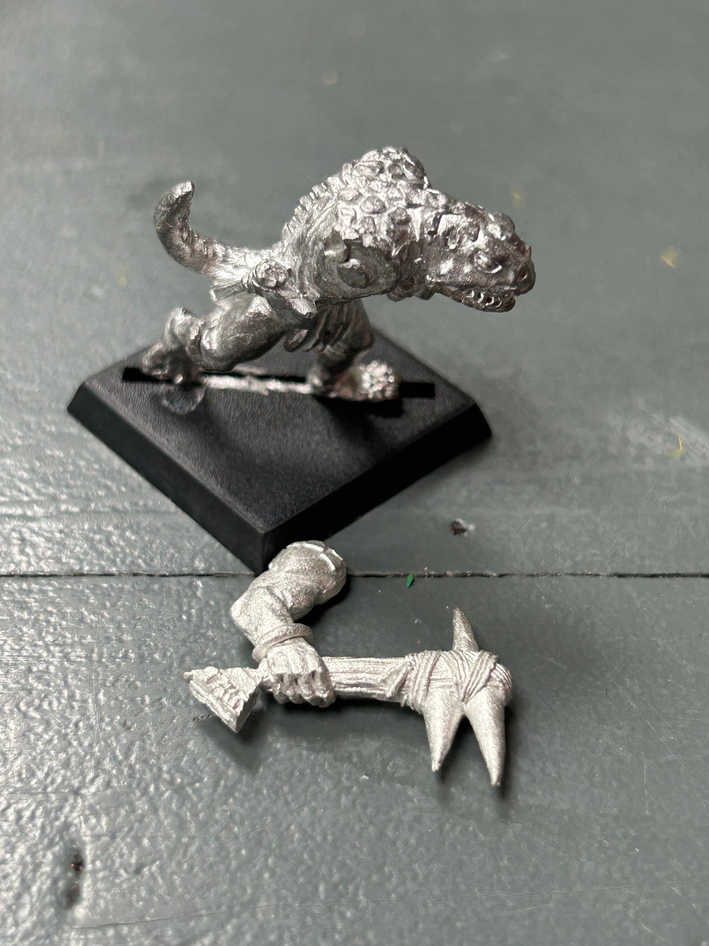 Warhammer fantasy saurus warrior with hand weapon lizardmen