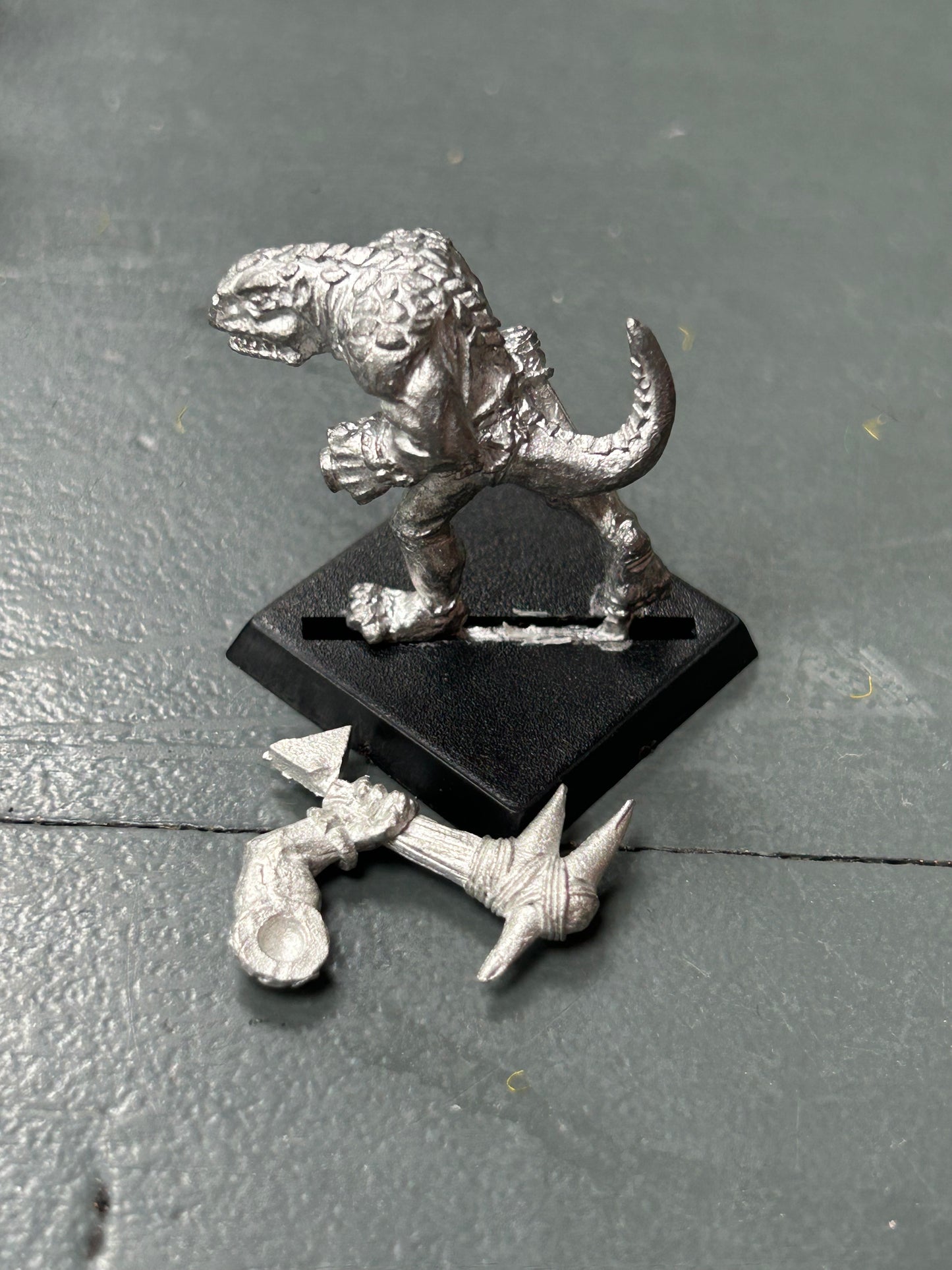 Warhammer fantasy saurus warrior with hand weapon lizardmen