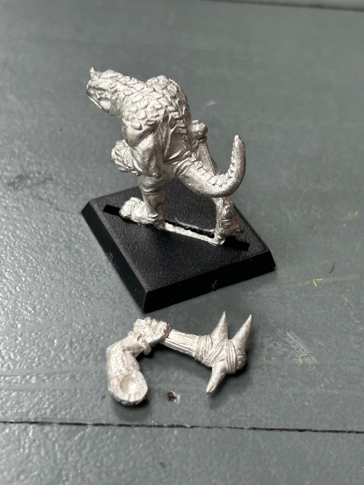 Warhammer fantasy saurus warrior with hand weapon lizardmen