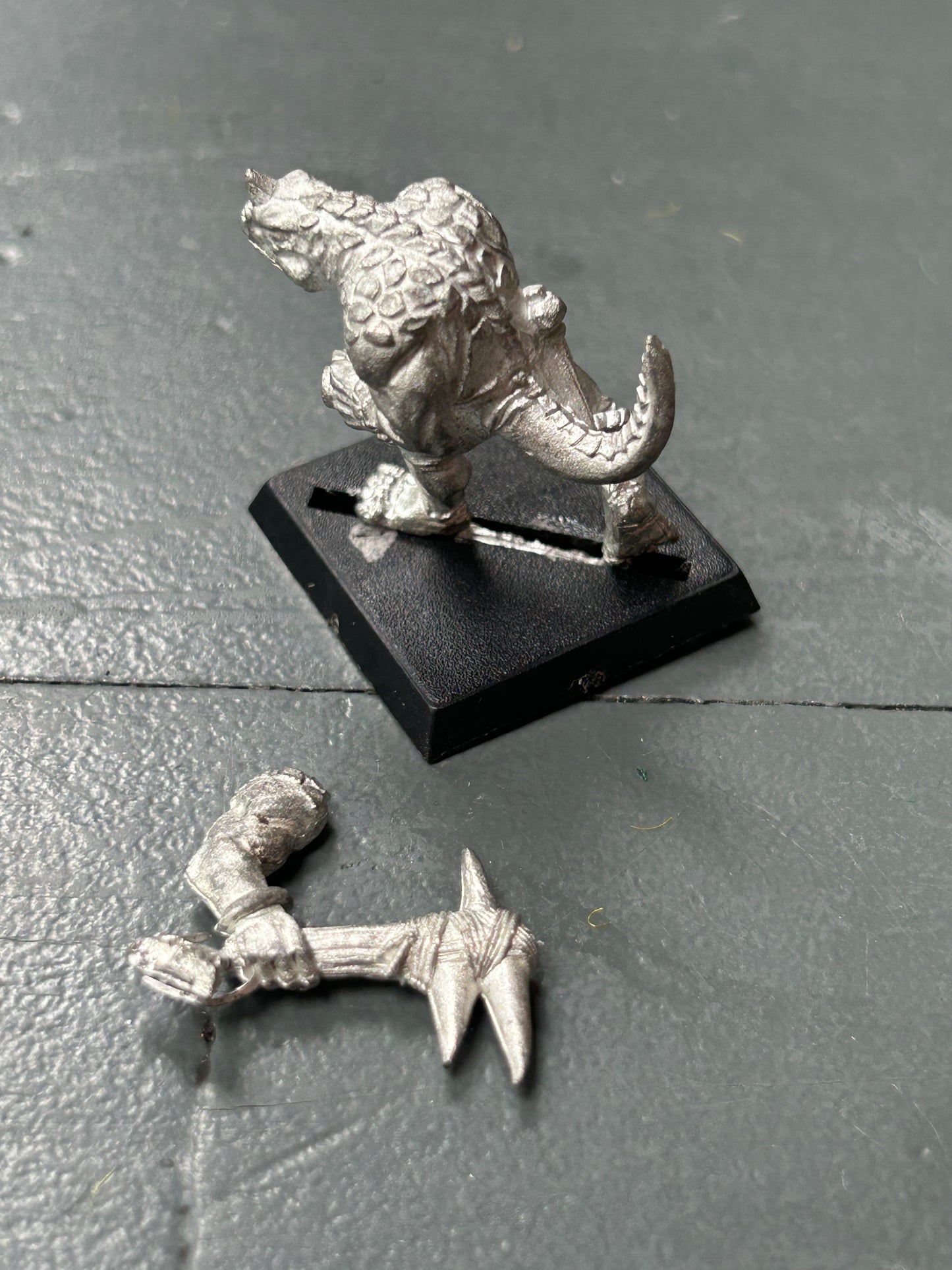 Warhammer fantasy saurus warrior with hand weapon lizardmen