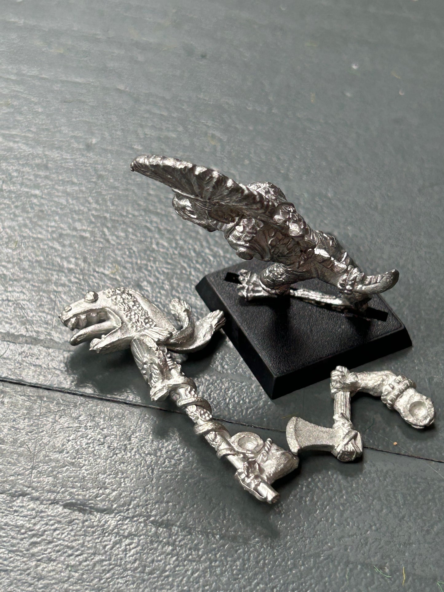 Warhammer - Lizardmen - Classic Metal Saurus Standard Bearer