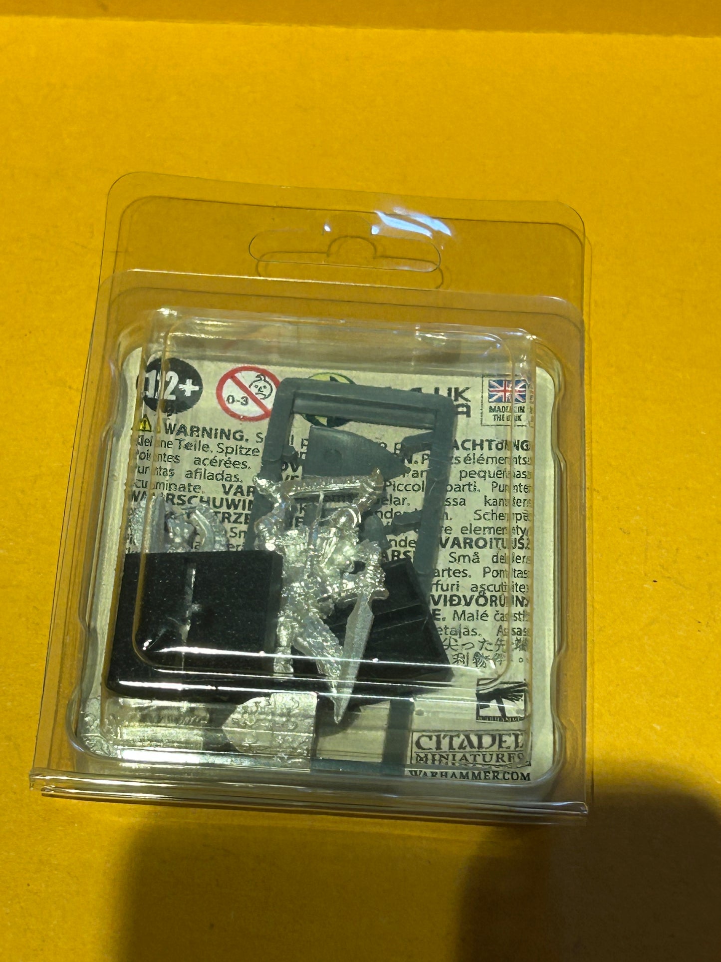 Warhammer fantasy old world bretonnian paladins with sword and shield (comes with a Sprue of fighter shields)