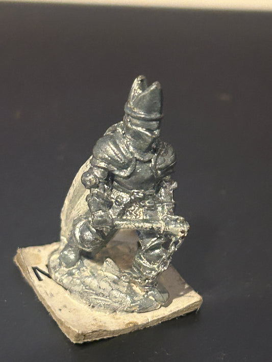 Citadel GW Warhammer fantasy 1980s C03 Clerics (1C-13) Bishop w. flail Pre-slotta Metal bretonnian or dungeons and dragons