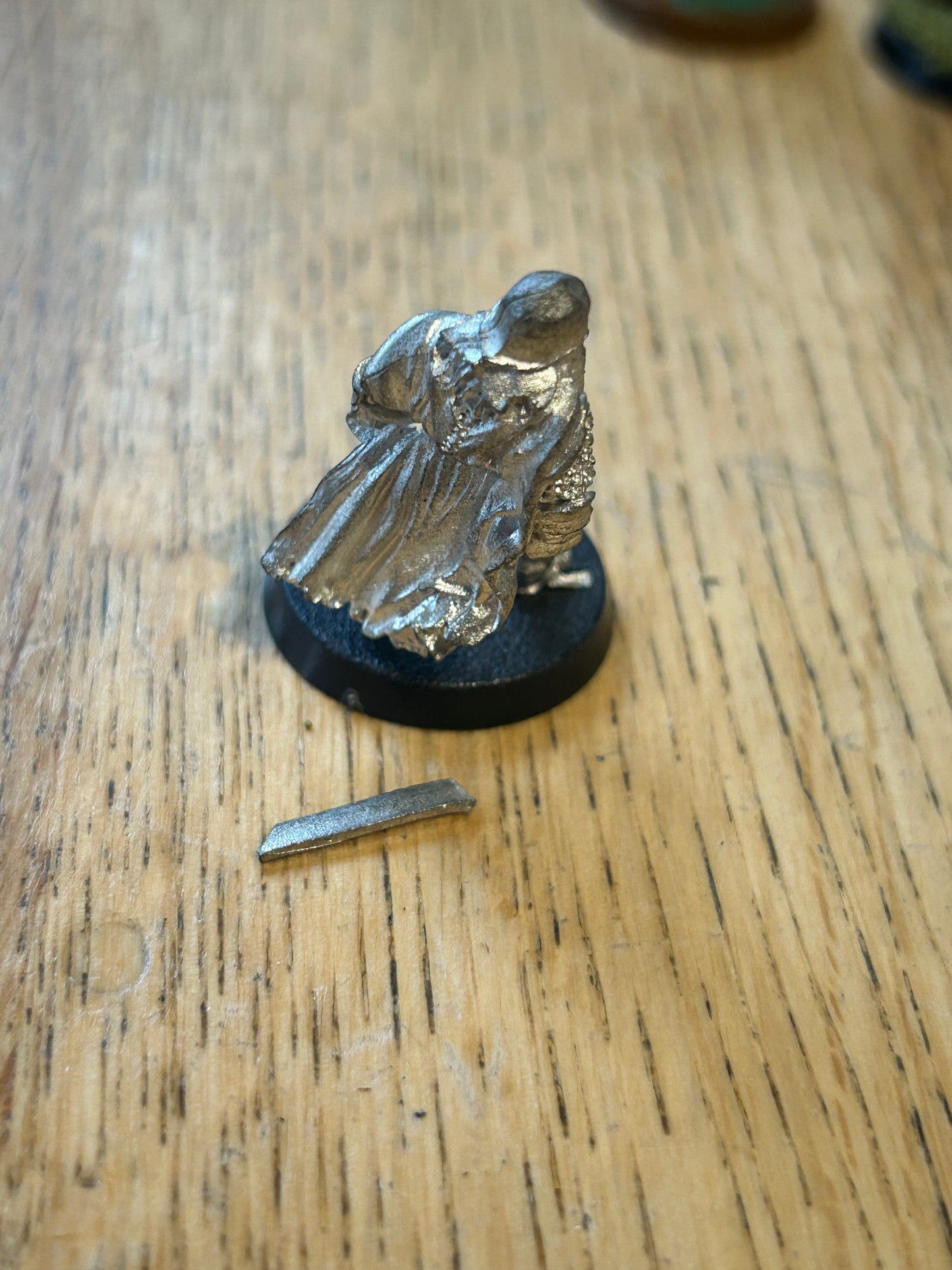 Metal Red Eye Mordor Uruk Hai LOTR - Warhammer / Lord of the Rings (weapon blade has broken off and needs fixing)