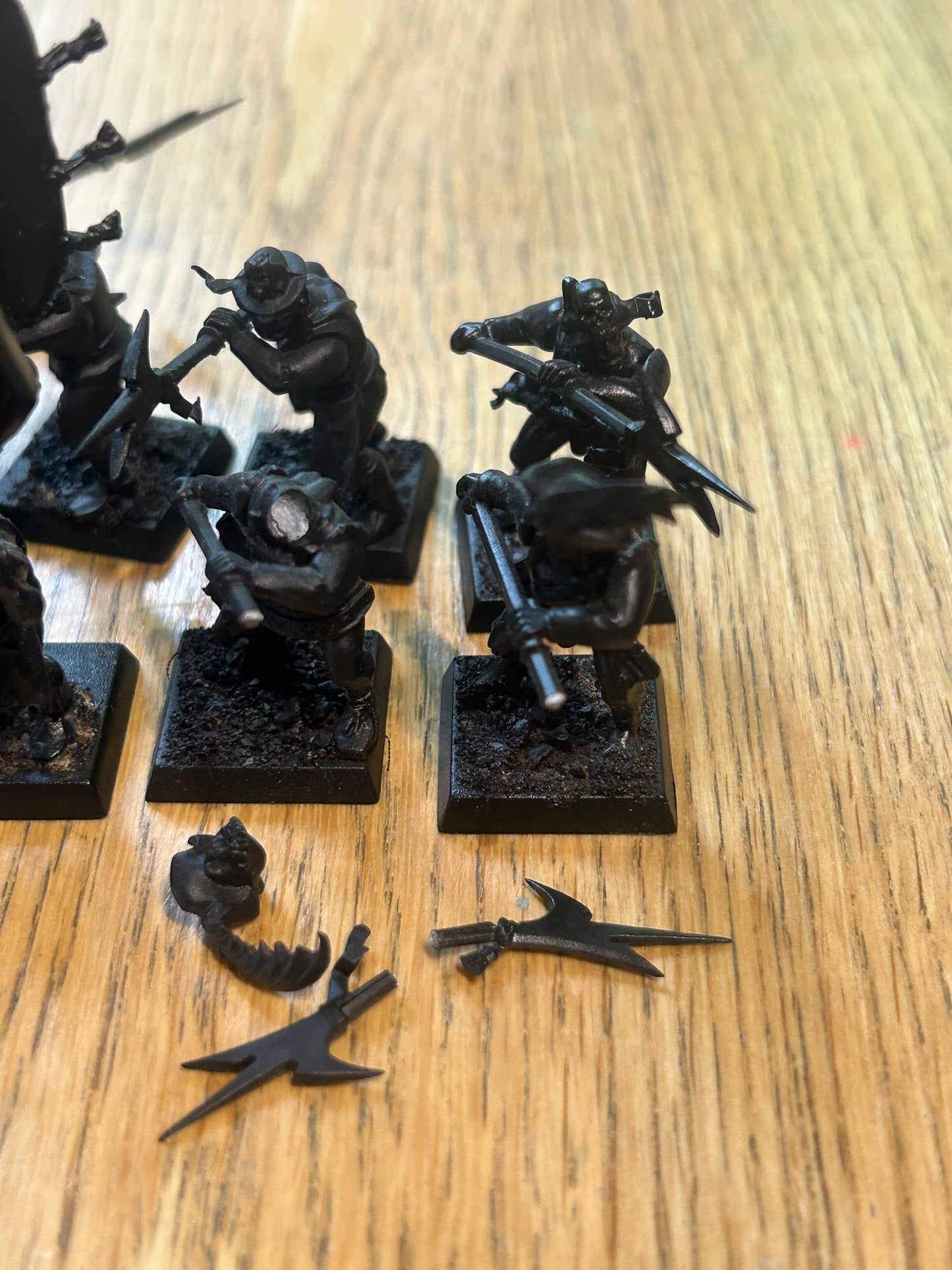 Warhammer fantasy old world empire of man halberdiers regiment (19 halberdiers including full command). Several halberd ends and a couple of heads needs regluing