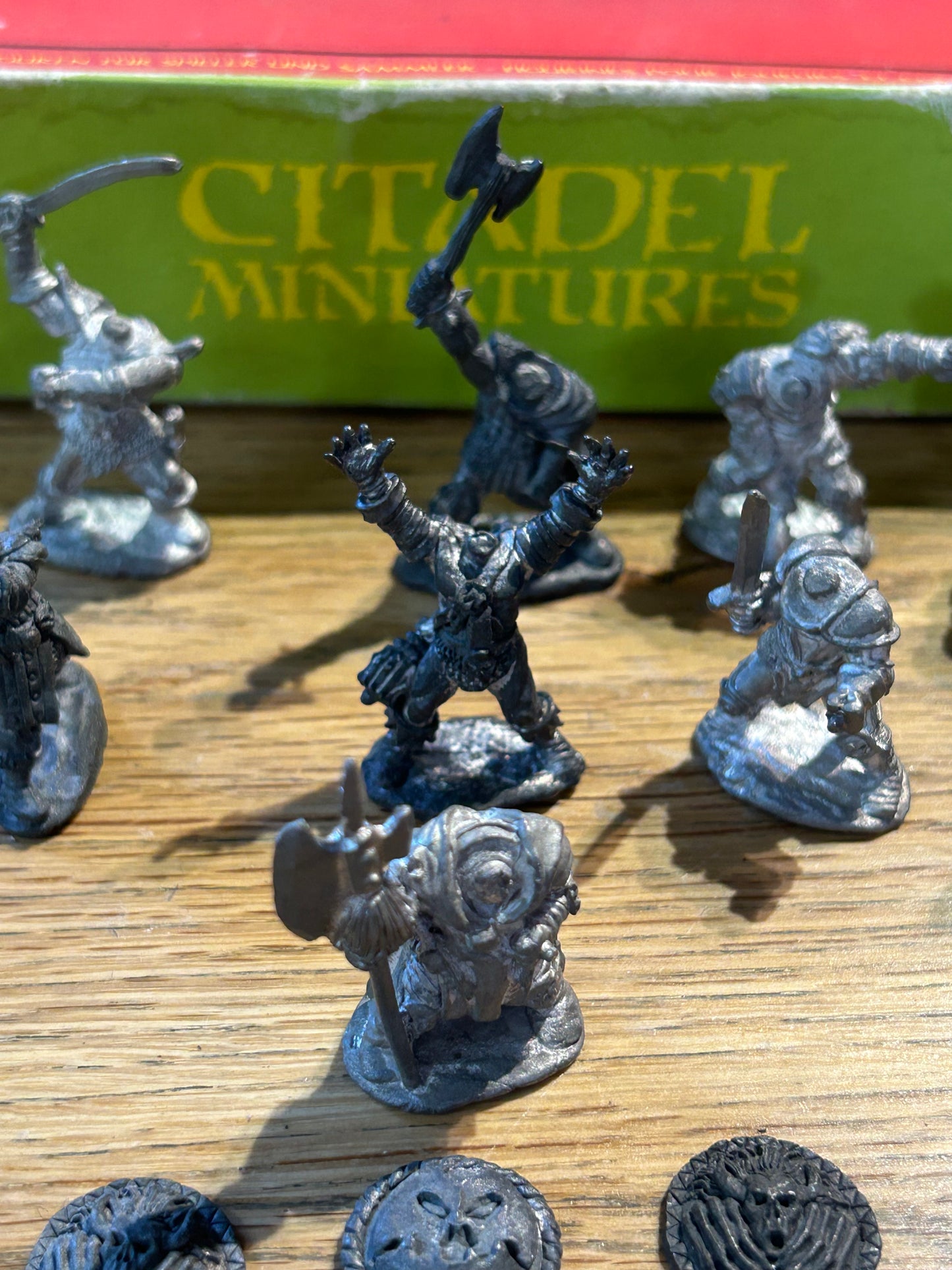 SS1 (v1) Champions of Chaos citadel speciality set complete box (9 bodies, 12 heads, 12 shields and 3 weapons, one weapon has a bit of damage)