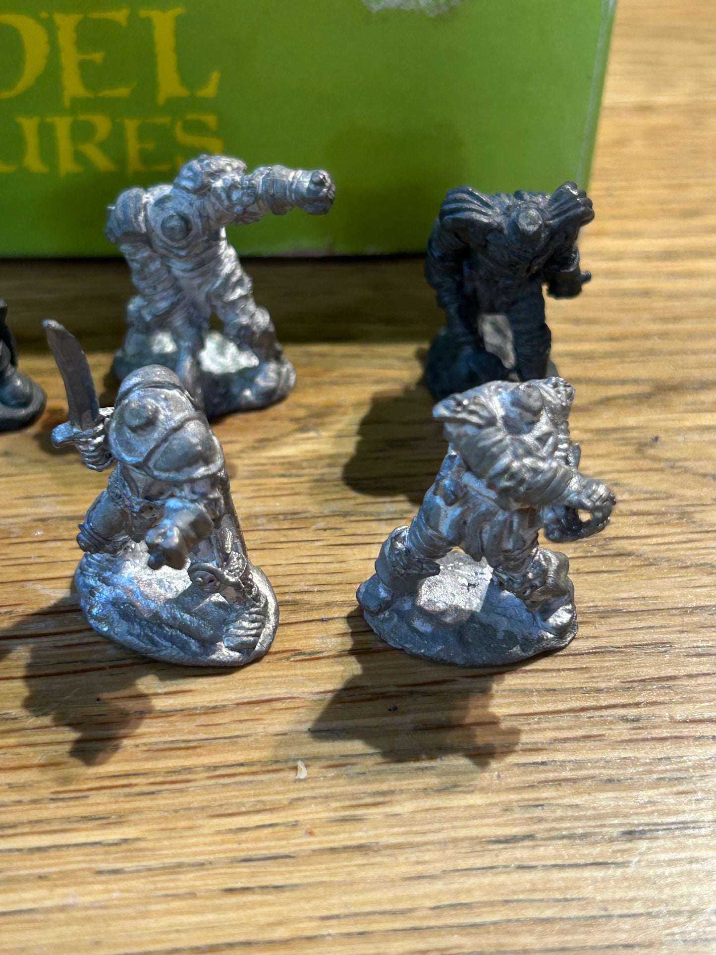 SS1 (v1) Champions of Chaos citadel speciality set complete box (9 bodies, 12 heads, 12 shields and 3 weapons, one weapon has a bit of damage)