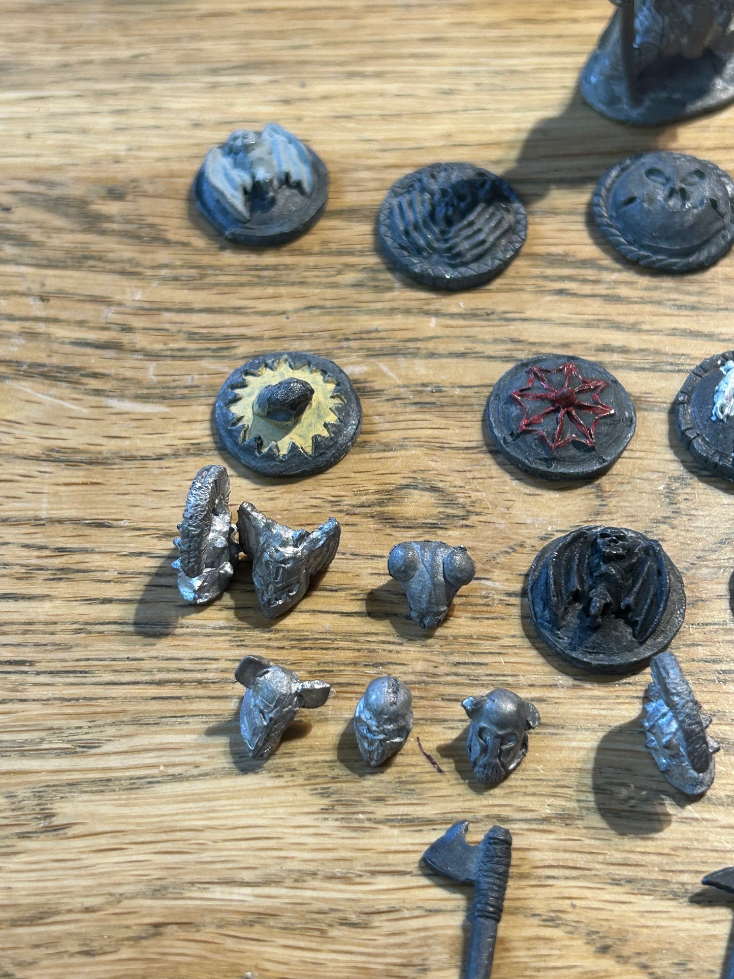 SS1 (v1) Champions of Chaos citadel speciality set complete box (9 bodies, 12 heads, 12 shields and 3 weapons, one weapon has a bit of damage)