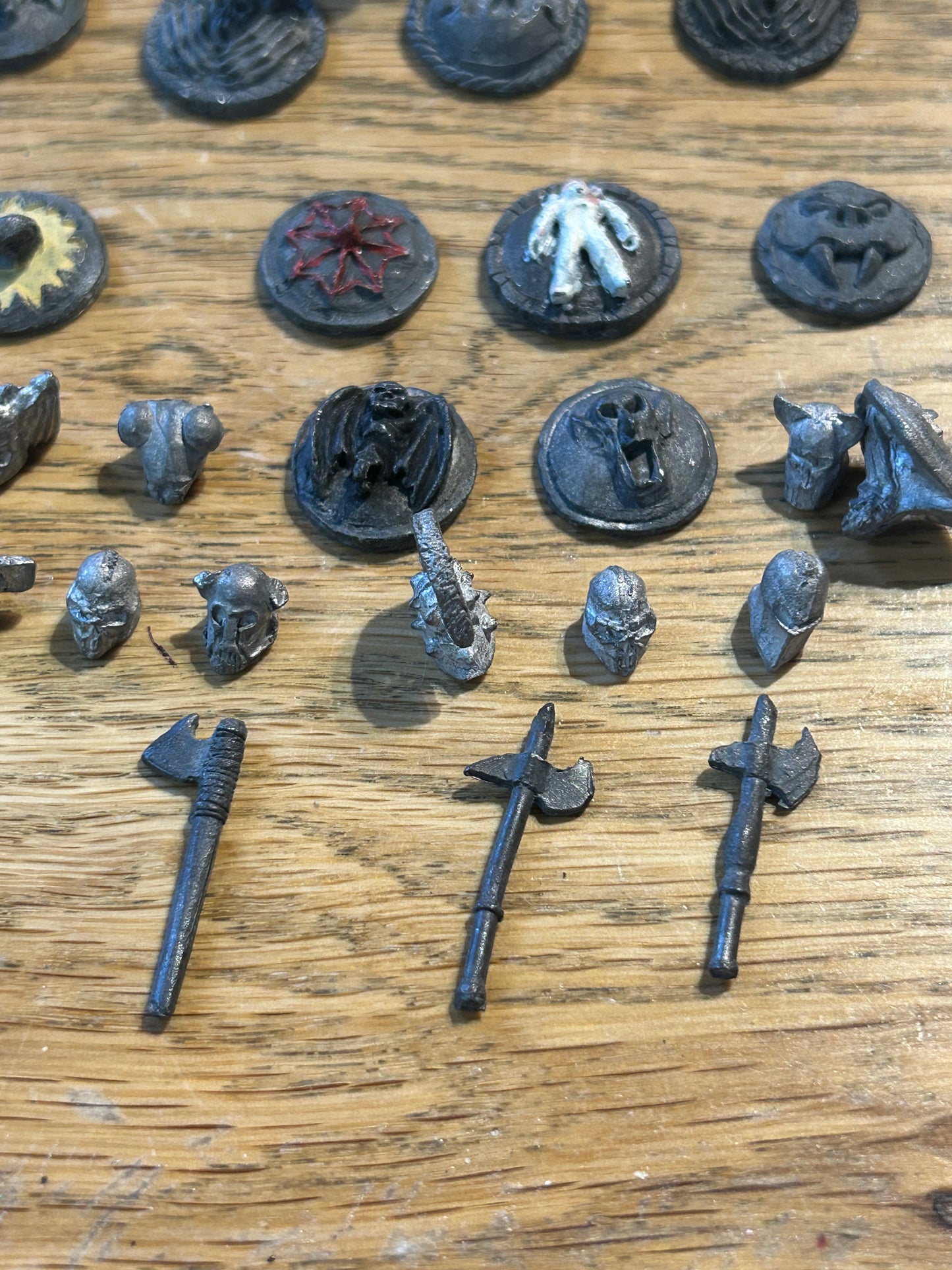 SS1 (v1) Champions of Chaos citadel speciality set complete box (9 bodies, 12 heads, 12 shields and 3 weapons, one weapon has a bit of damage)
