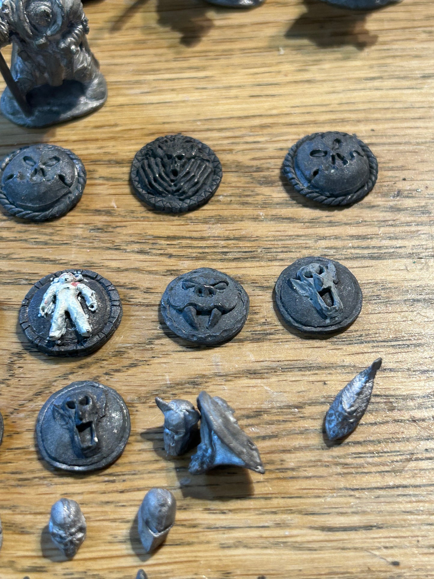 SS1 (v1) Champions of Chaos citadel speciality set complete box (9 bodies, 12 heads, 12 shields and 3 weapons, one weapon has a bit of damage)