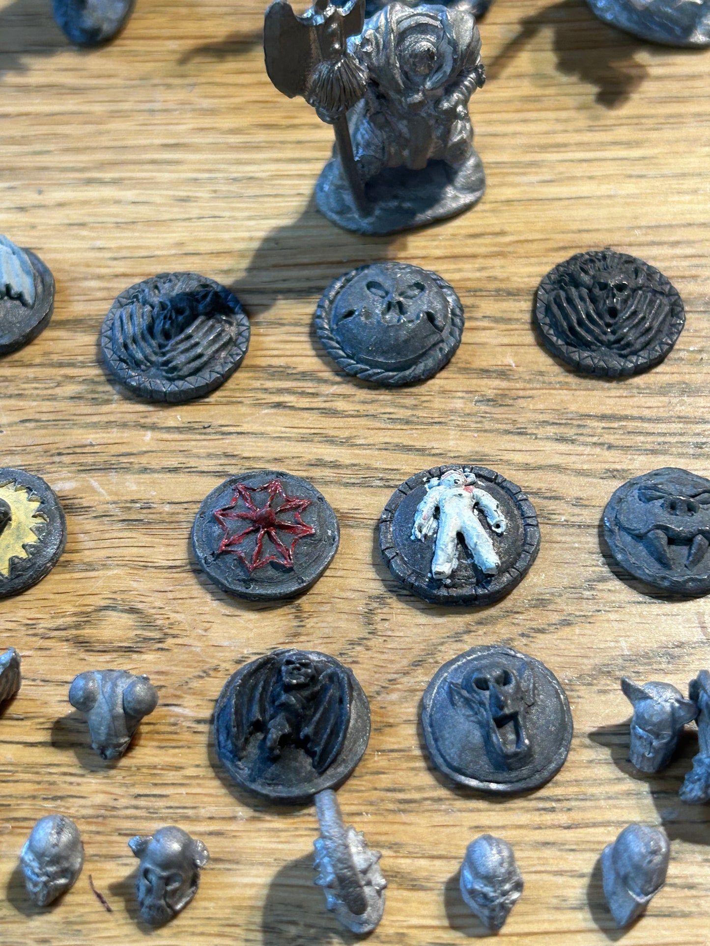 SS1 (v1) Champions of Chaos citadel speciality set complete box (9 bodies, 12 heads, 12 shields and 3 weapons, one weapon has a bit of damage)
