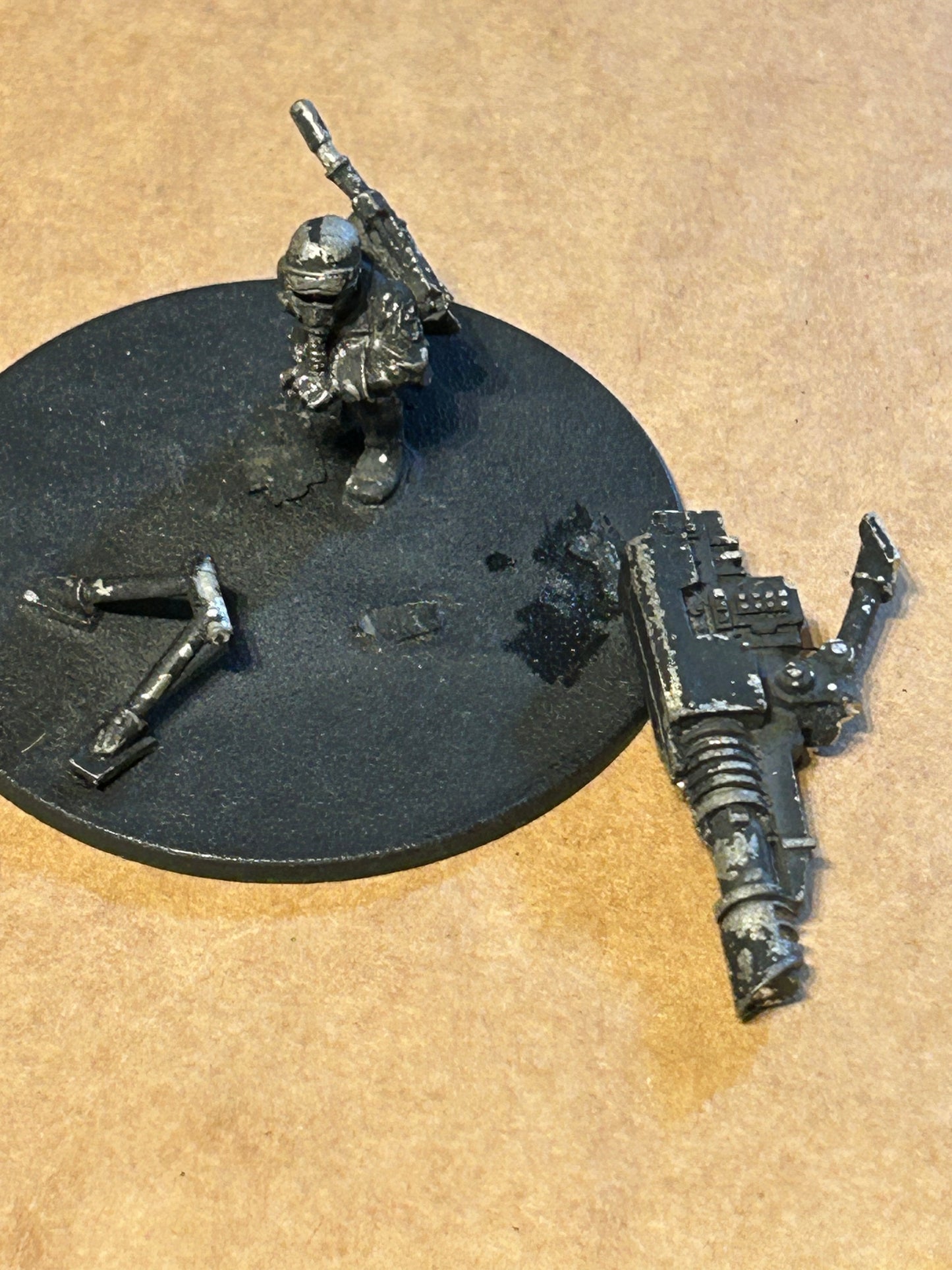 Citadel Warhammer classic 40K Imperial Guard Steel Legion lascannon team (missing one gunner and part of the stand)