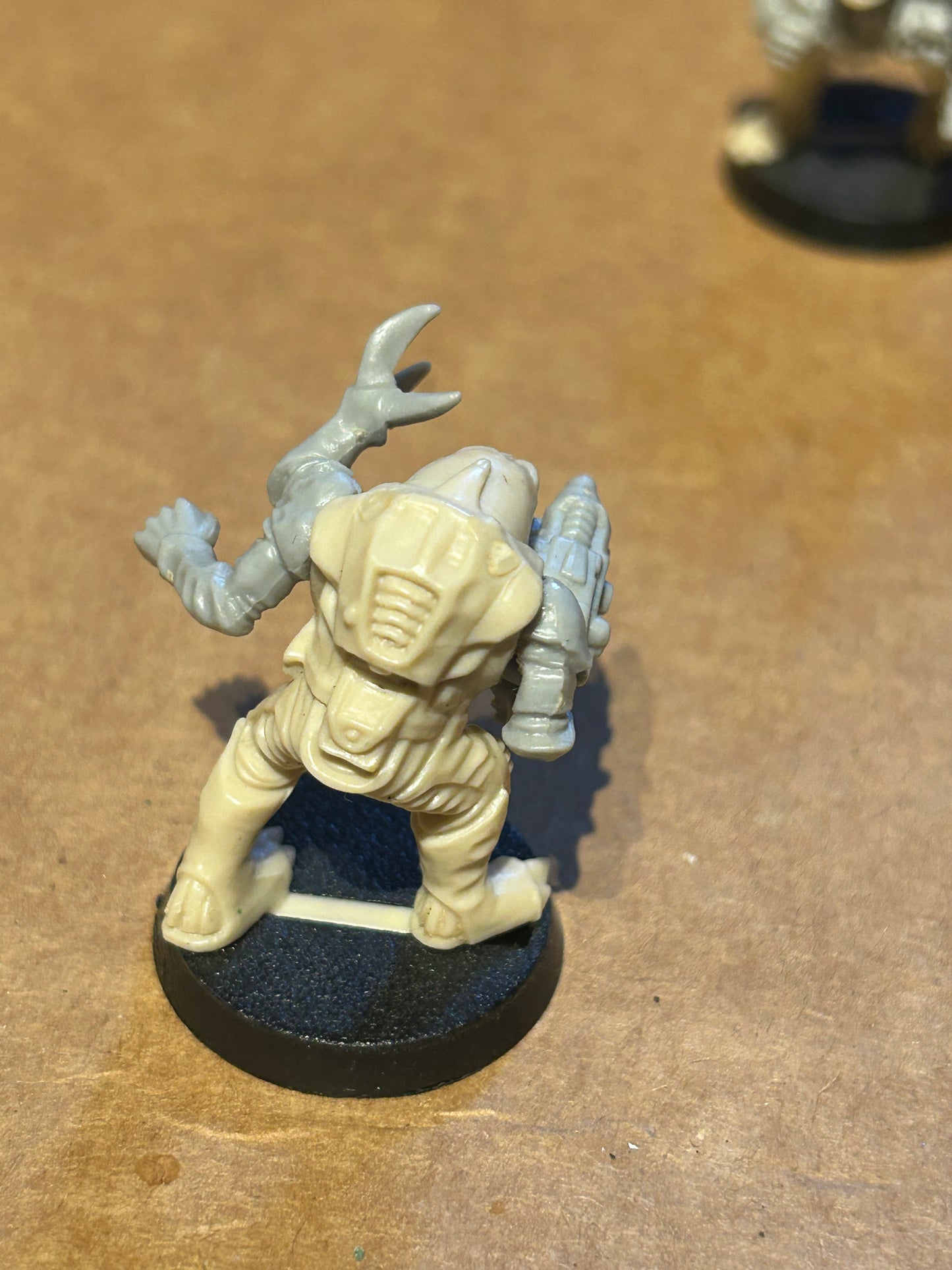 Warhammer 40k/ Rogue Trader Genestealer hybrid with bolt gun plastic from space hulk expansion