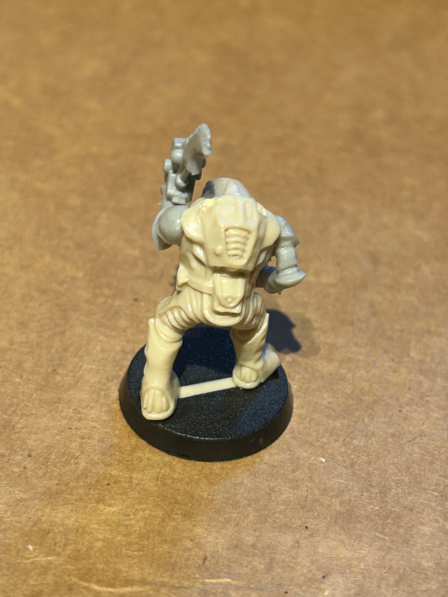 Warhammer 40k/ Rogue Trader Genestealer hybrid with bolt pistol and sword plastic from space hulk expansion