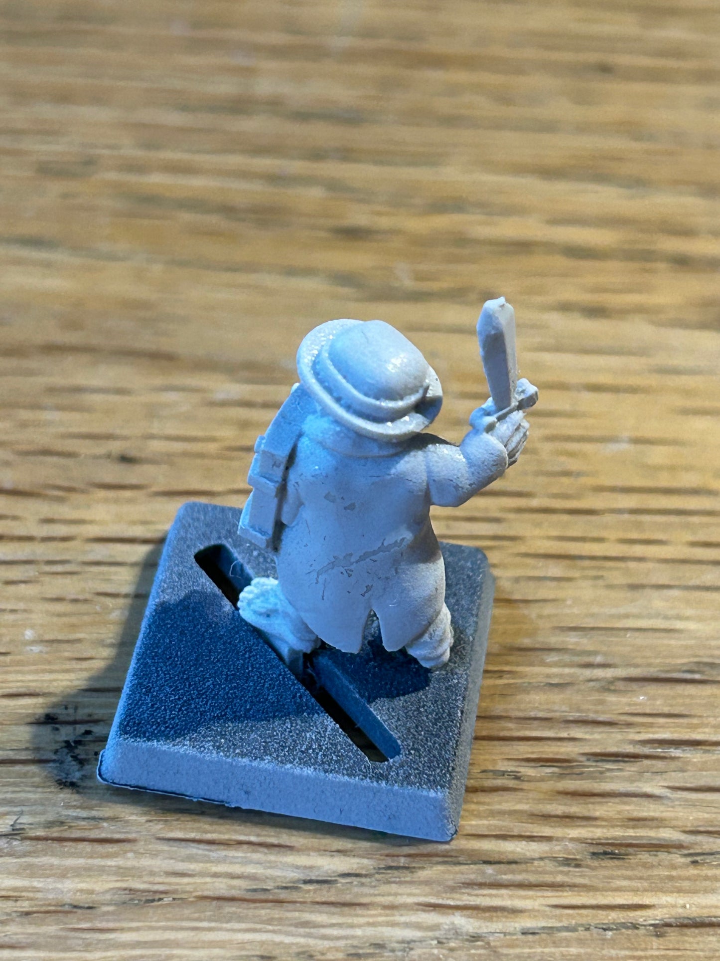 Maxi mini halfling with sword and shield