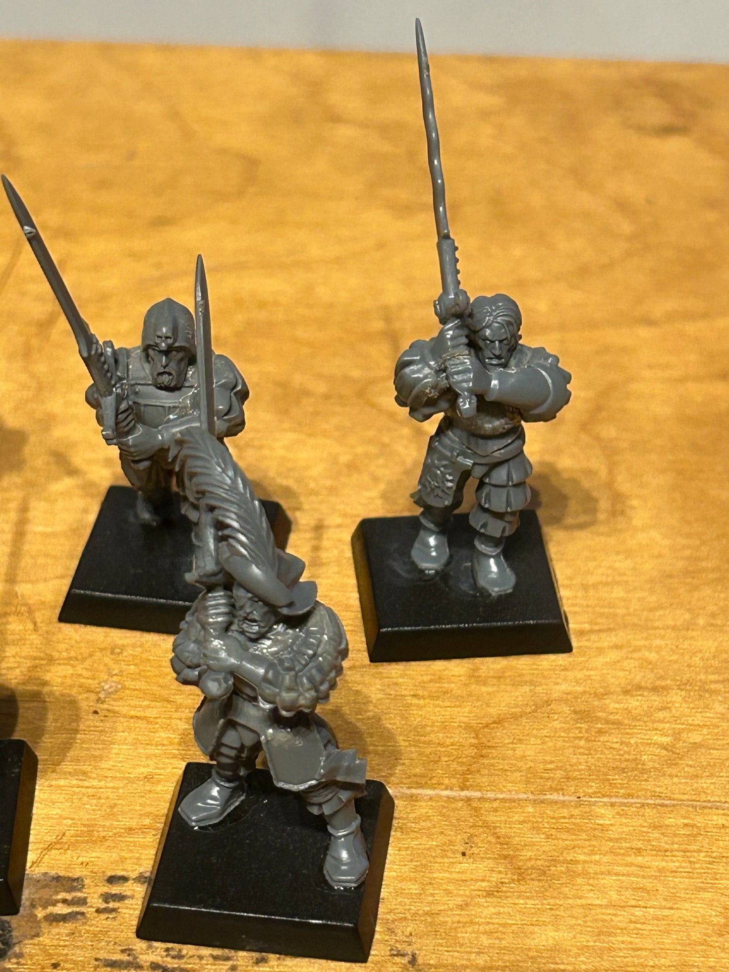 Warhammer fantasy empire greatswords x5 (one has a bretonnian helmet)