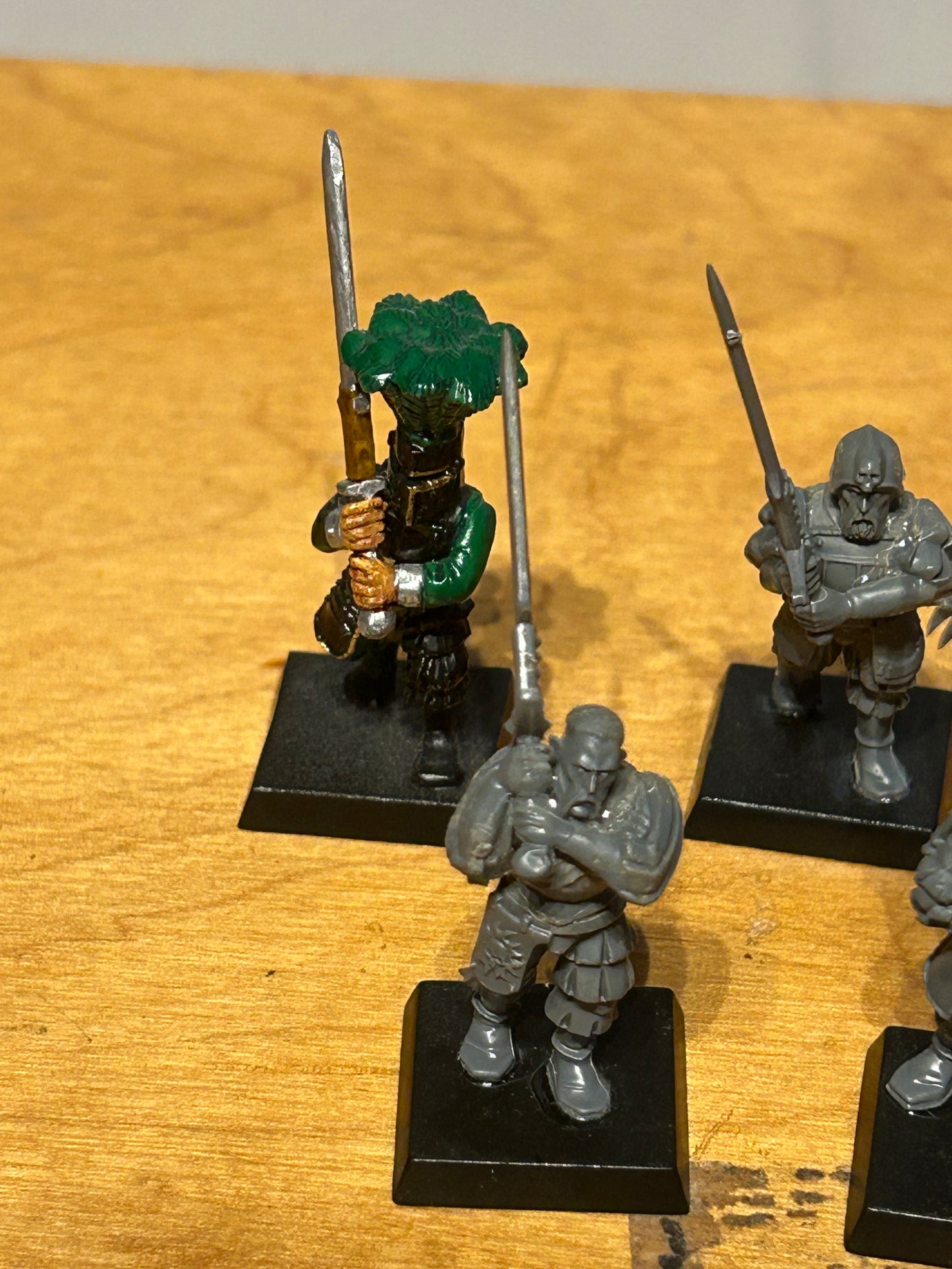 Warhammer fantasy empire greatswords x5 (one has a bretonnian helmet)