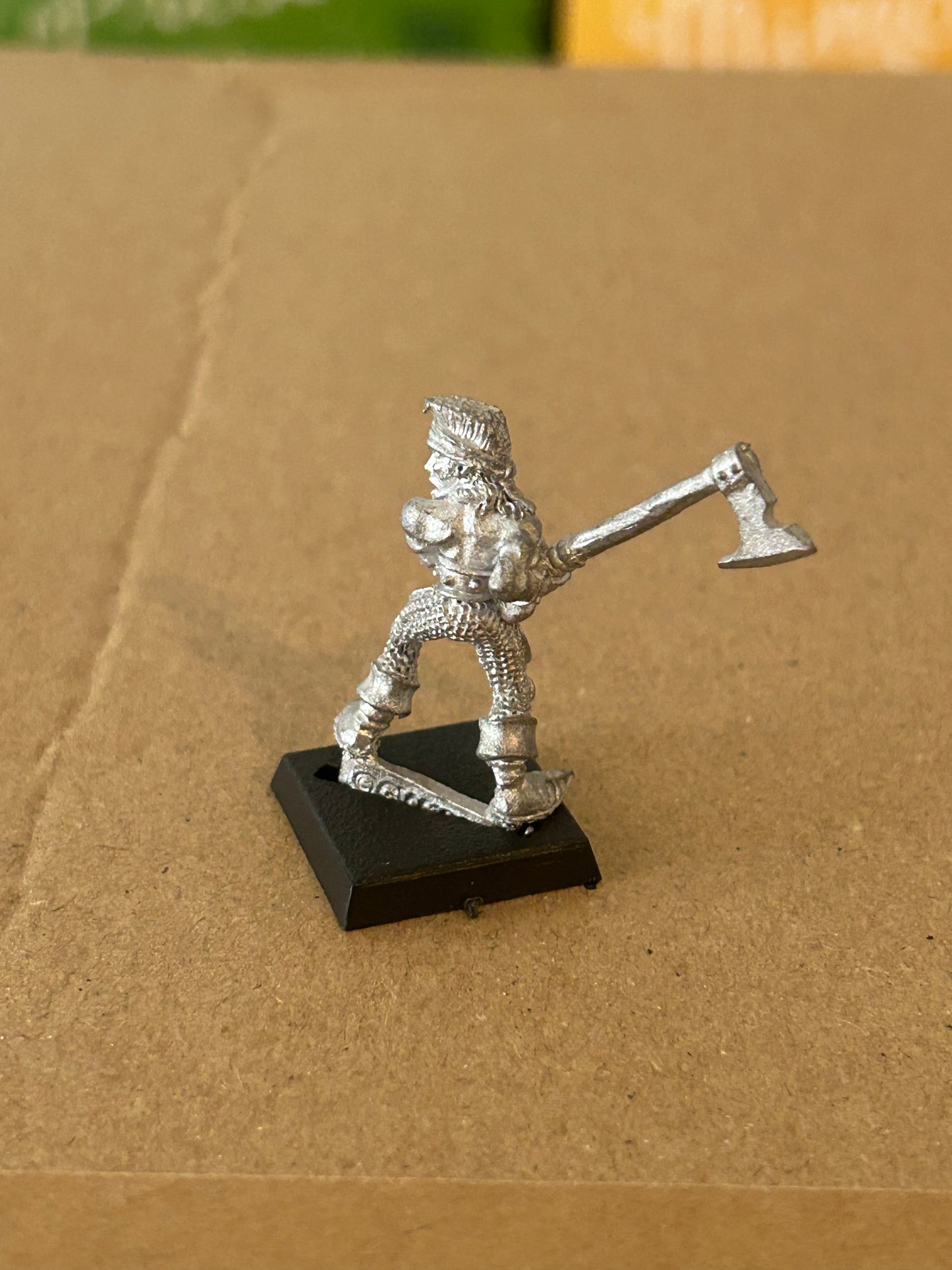 Warhammer Fantasy old world wood elf wardancer with double handed axe