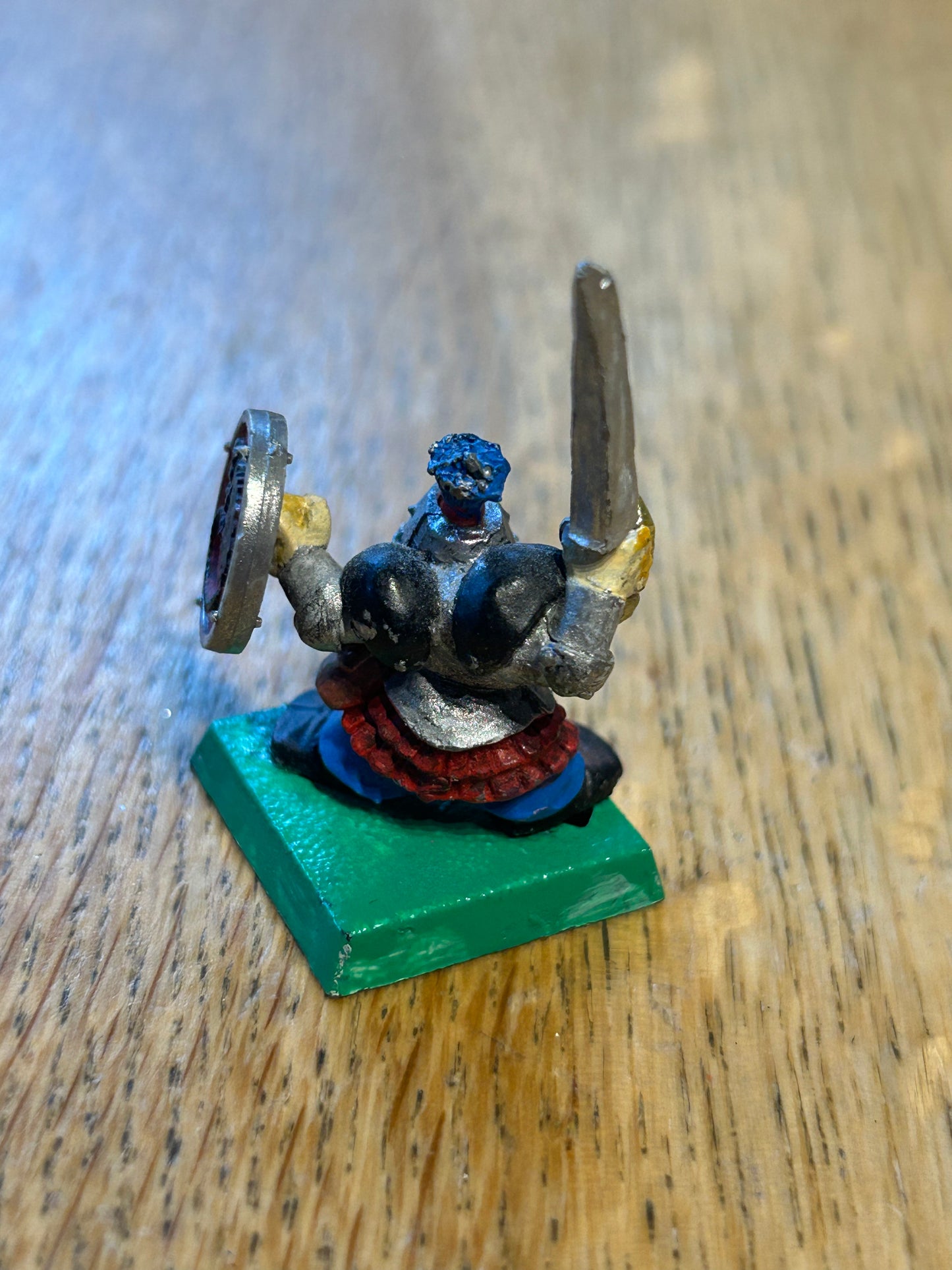 Warhammer fantasy marauder miniatures chaos dwarfs CD 18
Plumed Helmet, w. Sword & Shield
(MM90/5c)