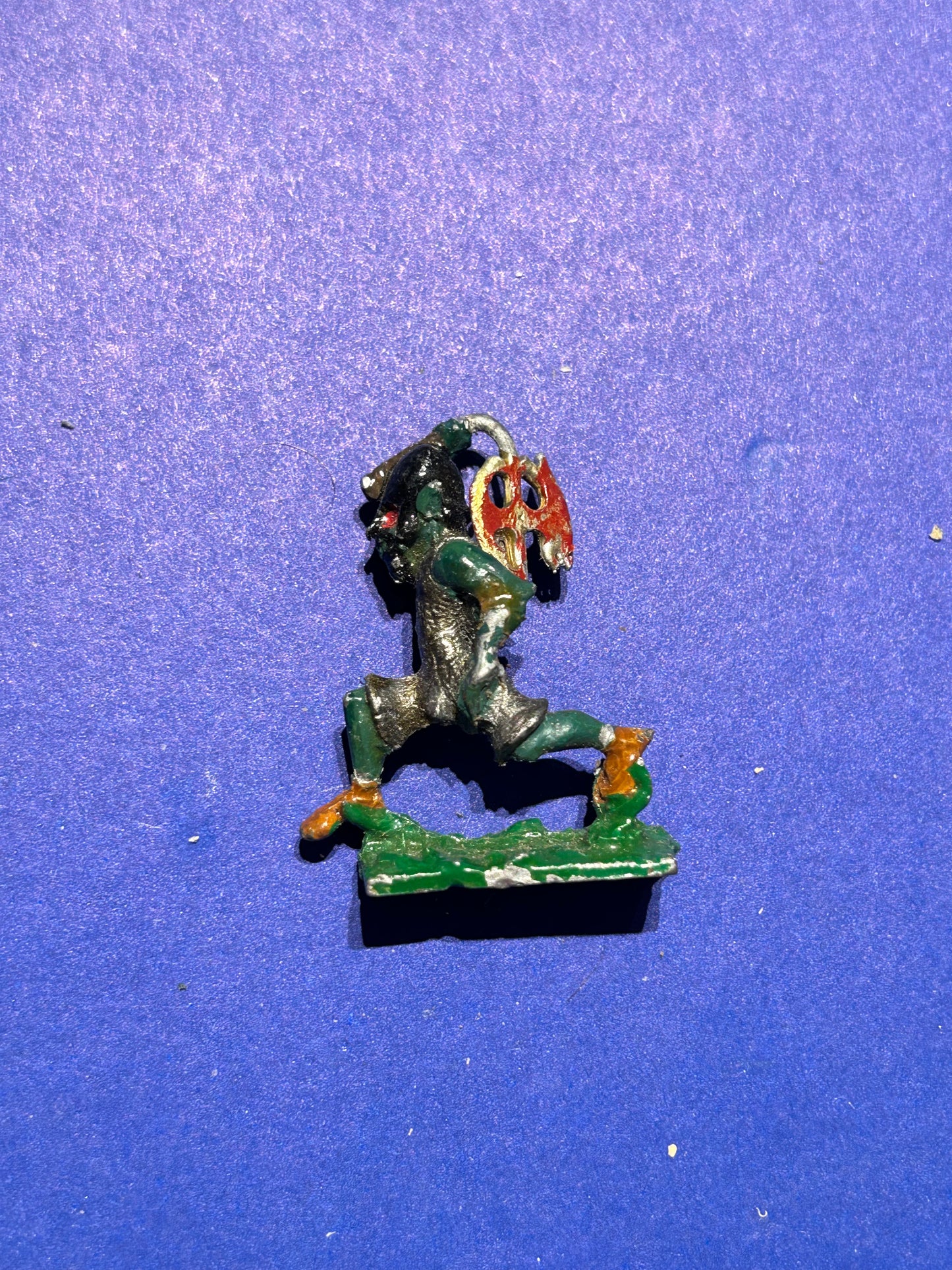 Minifigs valley of the four winds forest orc with double handed axe (has wear and axe has been bent)