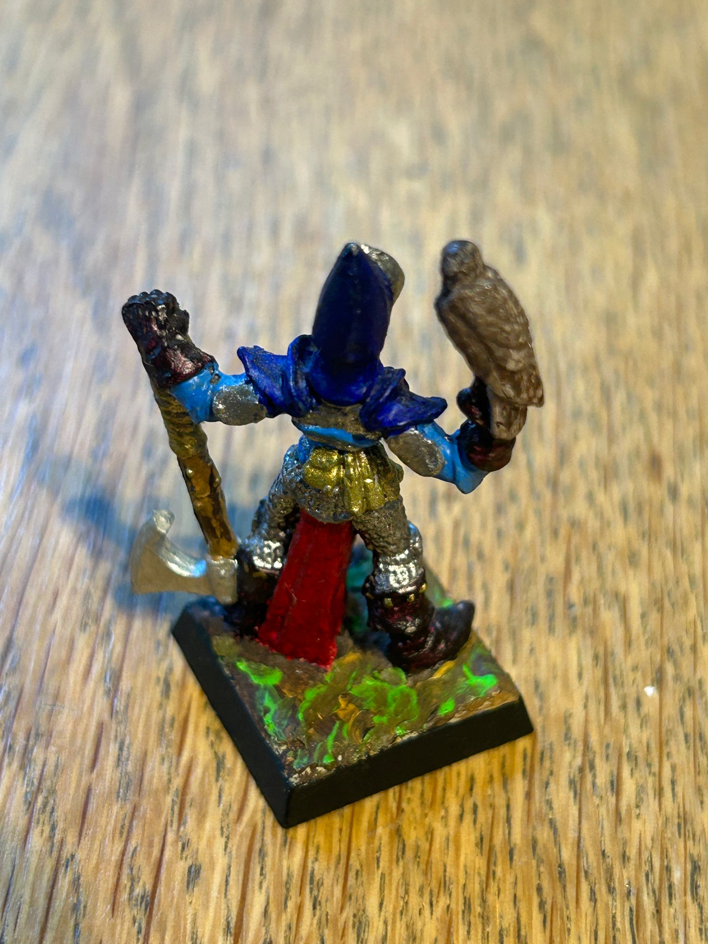 Warhammer Fantasy Old World Wood Elf champion/hero with axe and bird