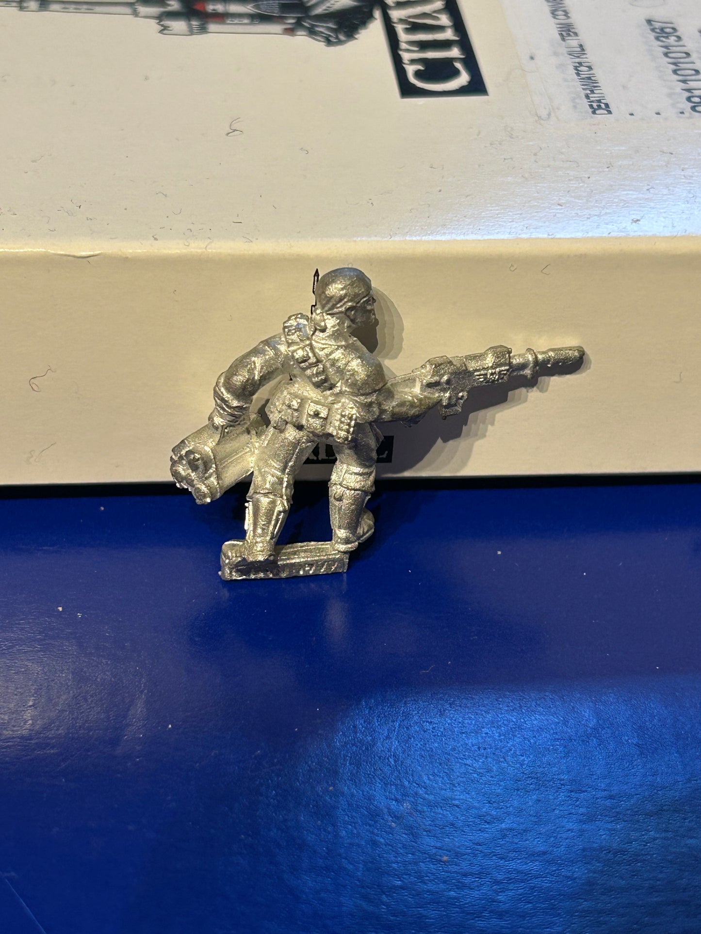 WARHAMMER40K IMPERIAL GUARD CATACHAN TROOPER WITH DEMOLITION CHARGE