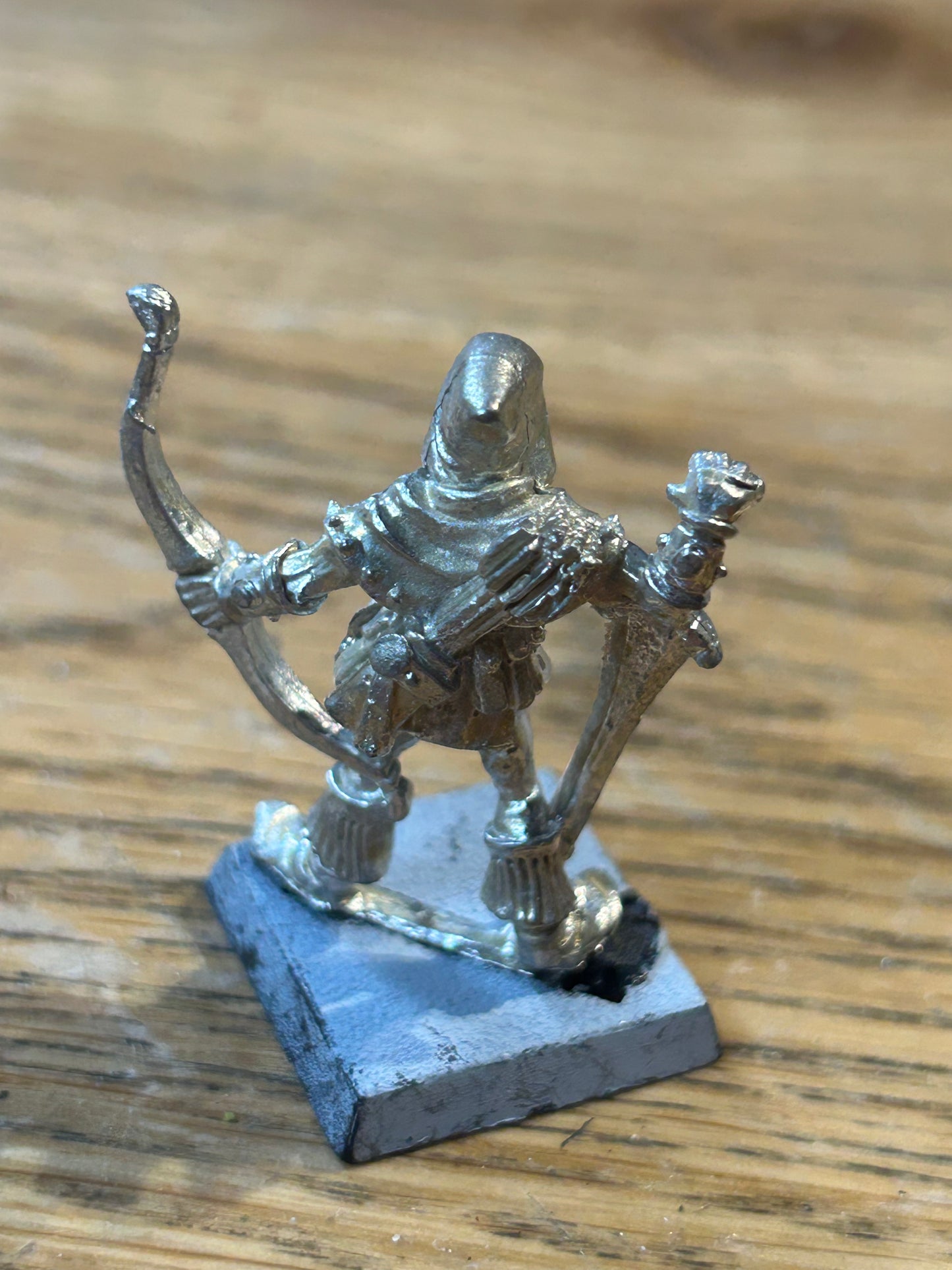 Games Workshop Citadel RRD4 Wood Elf Hero Champion Command Captain - Skarloc (metal has a golden brown patina due to bad storage)