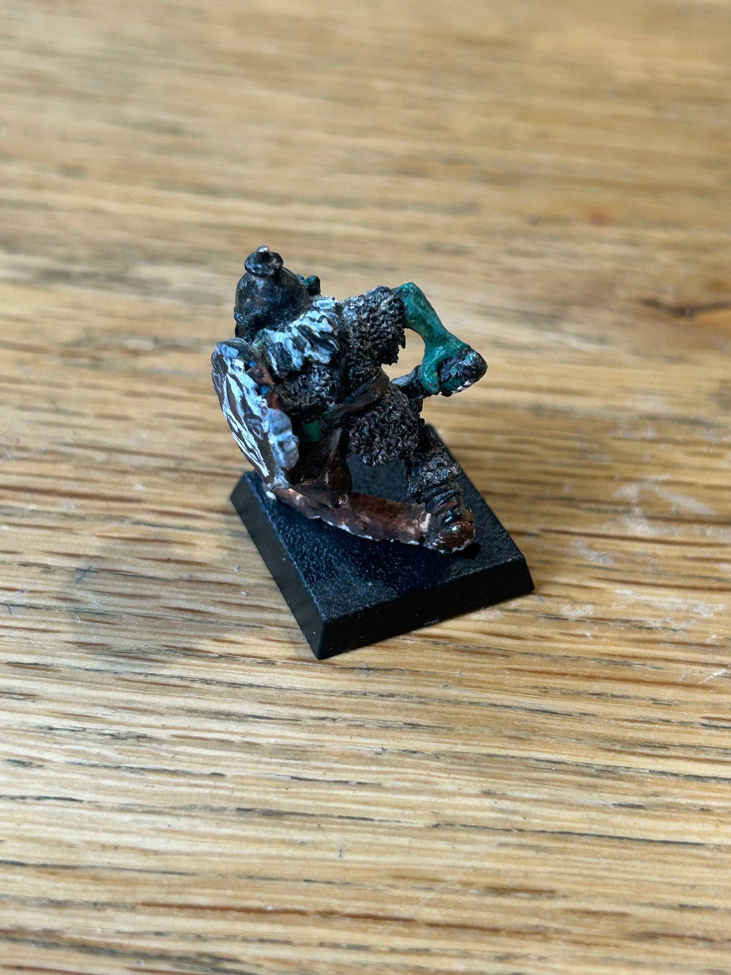 Lord Of The Rings - ME-74 - Snagga Goblin with hand weapon and shield, 1985