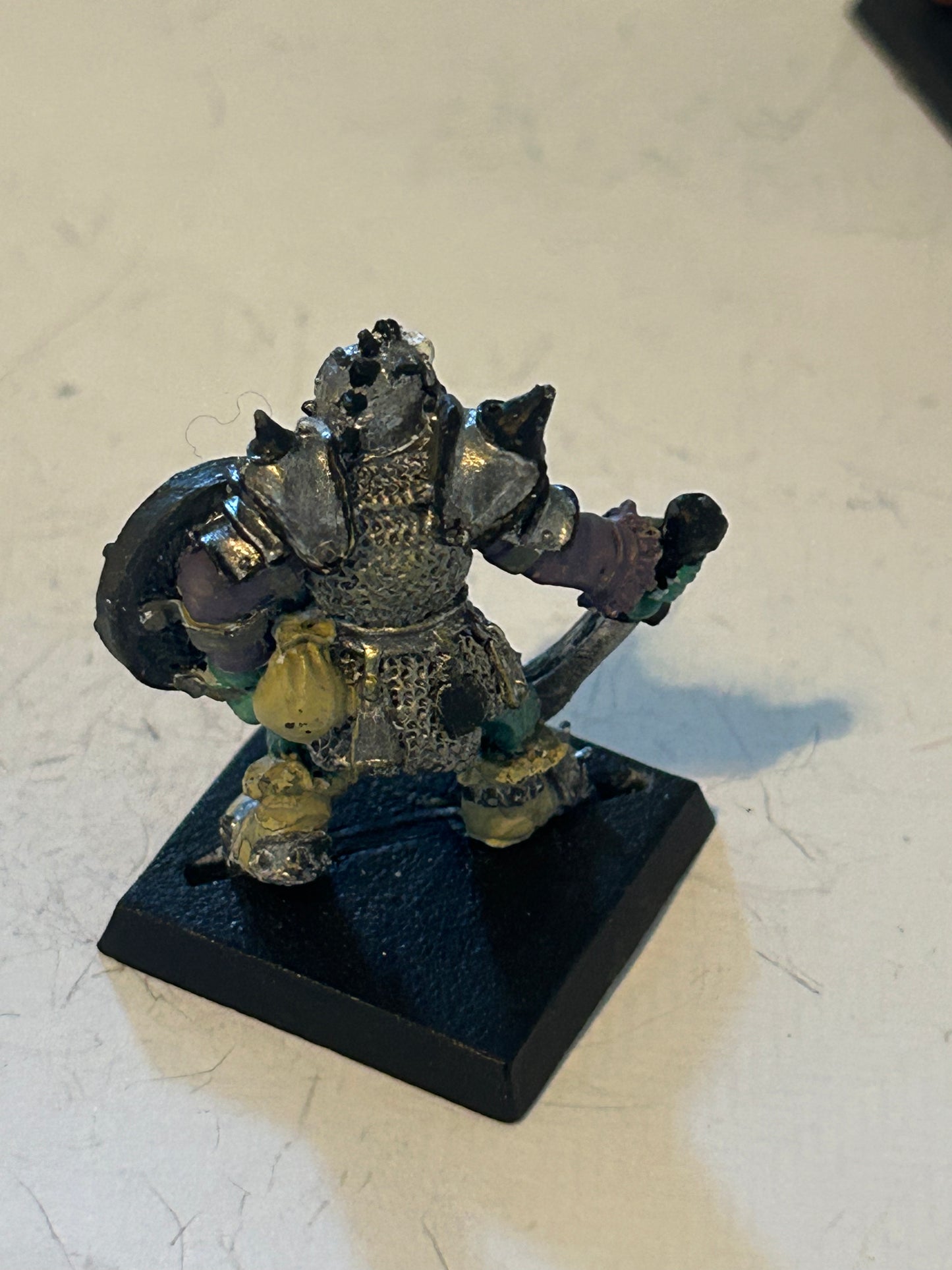 ME44 Uruk-hai LOTR citadel games workshop Gw With Sword and shield Middle-earth Oldhammer
