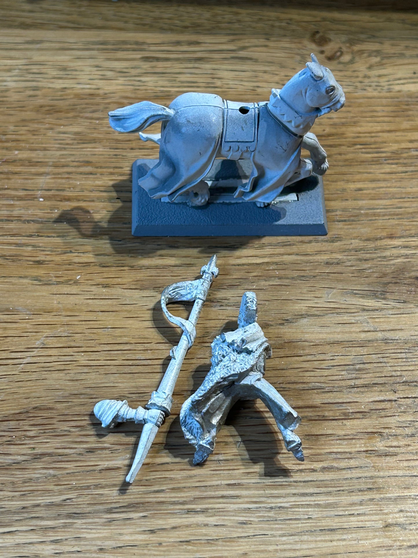 Warhammer Bretonnian General Special Edition Collectors Metal Games Workshop (undercoated in white, has a little bit of old glue in arm socket from when the armband been glued on before)