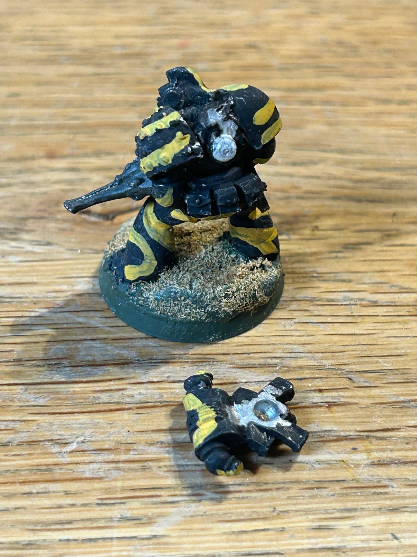 Rogue Trader Space Marine Brother Fielding Shuriken Catapult Citadel Metal and metal backpack(has milliput around the base which will need removing if you want to rebase him, tab is still there).