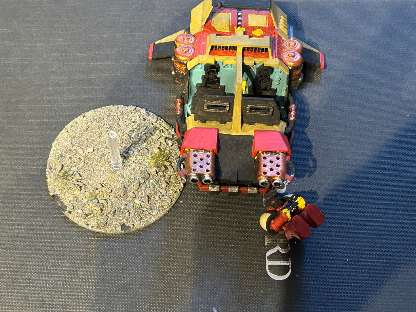 Warhammer 40k plastic landspeeder (missing a crewman and flying base has snapped )