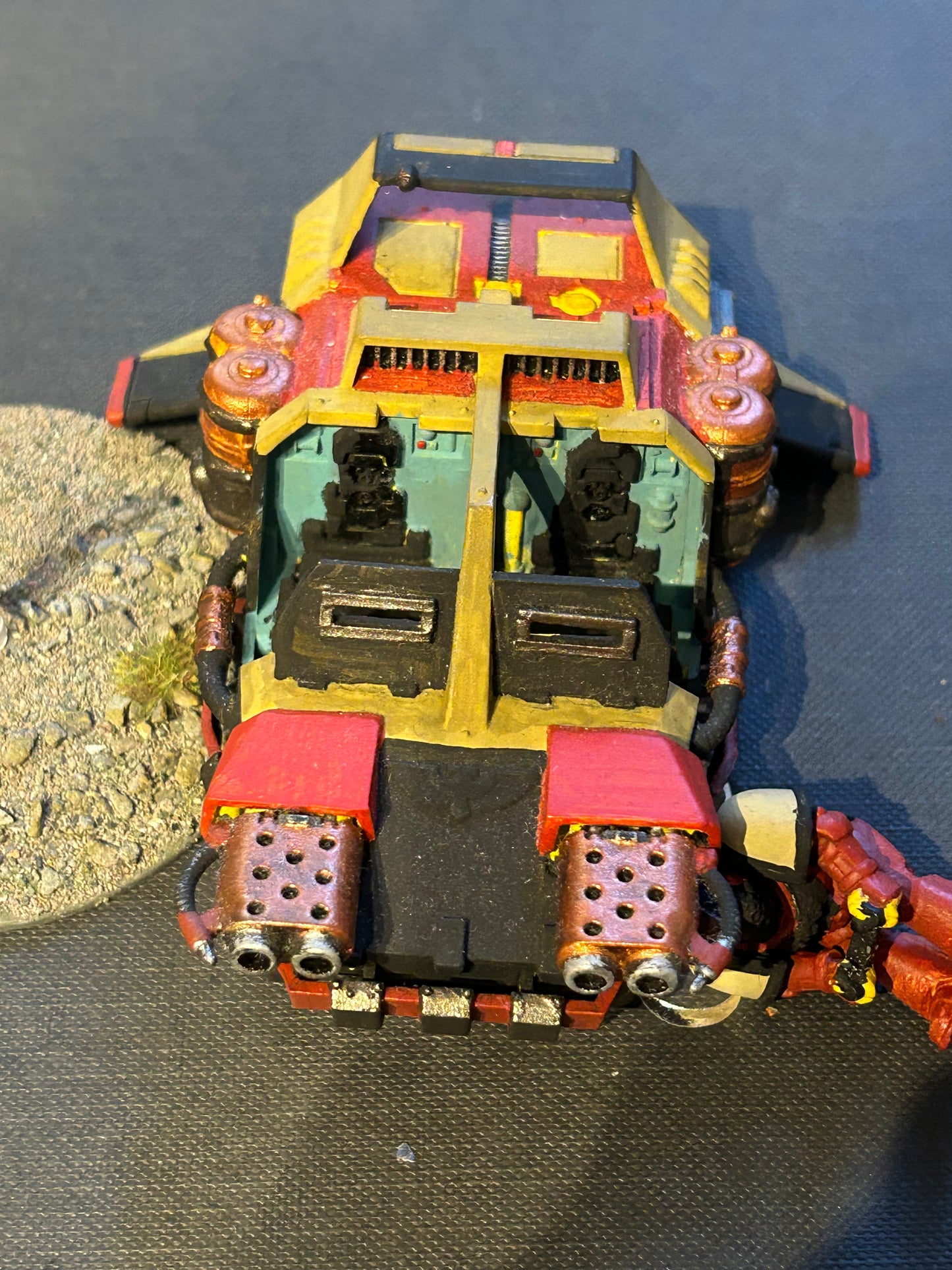 Warhammer 40k plastic landspeeder (missing a crewman and flying base has snapped )