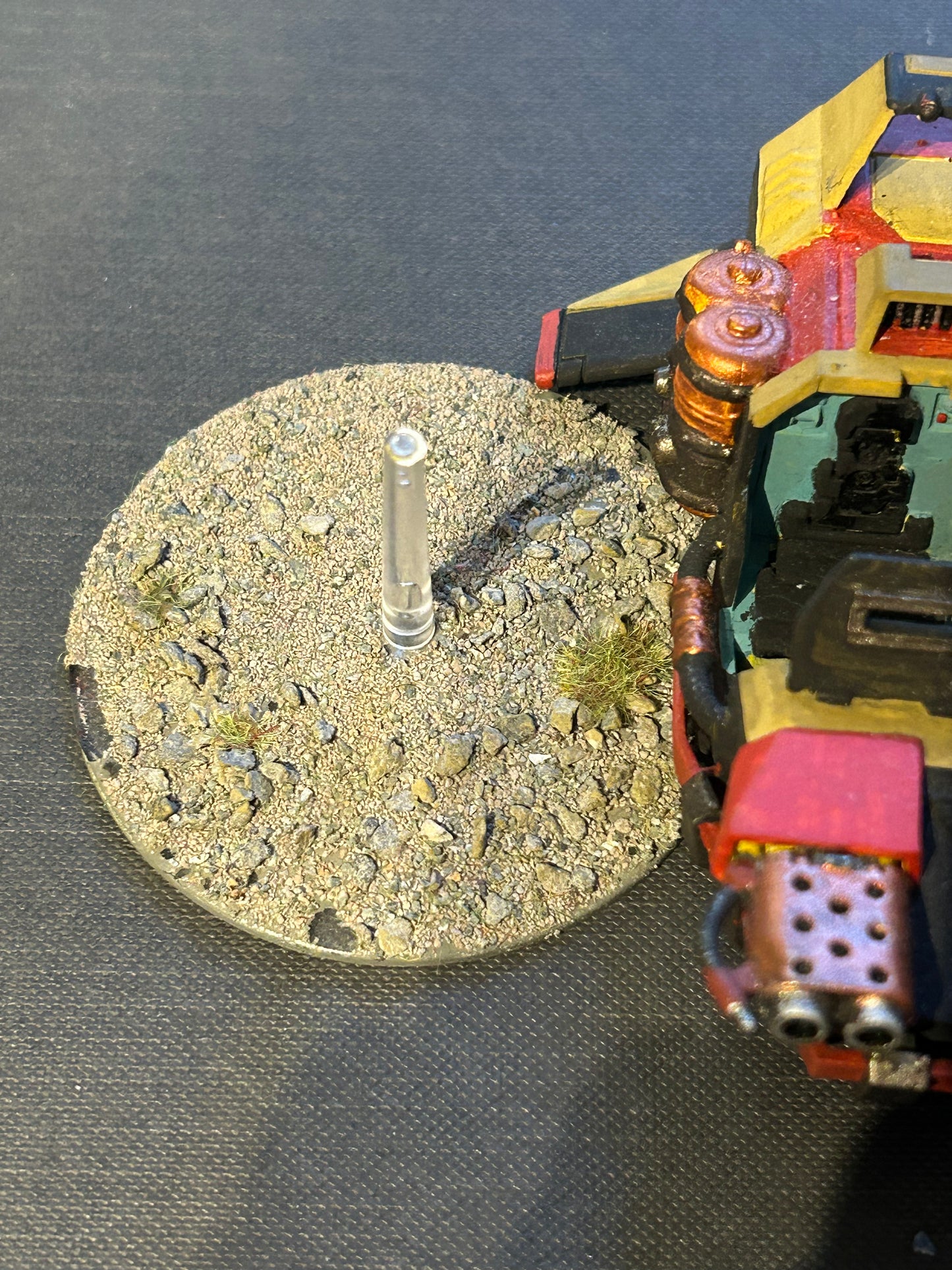Warhammer 40k plastic landspeeder (missing a crewman and flying base has snapped )
