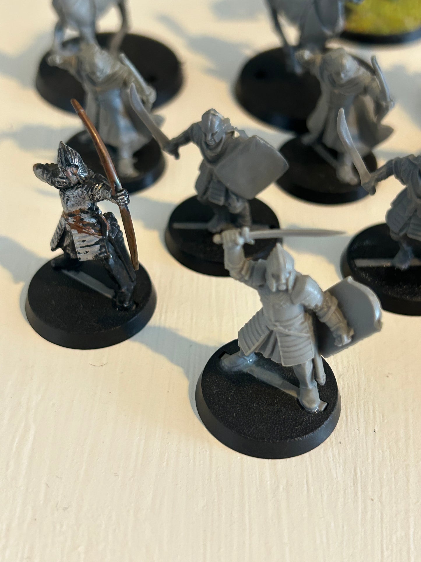 MESBG Lord of the rings humans collection (6 horses, one with a damaged rider, and one with no base and tail loose, 9 complete human warriors, 7 with damage).