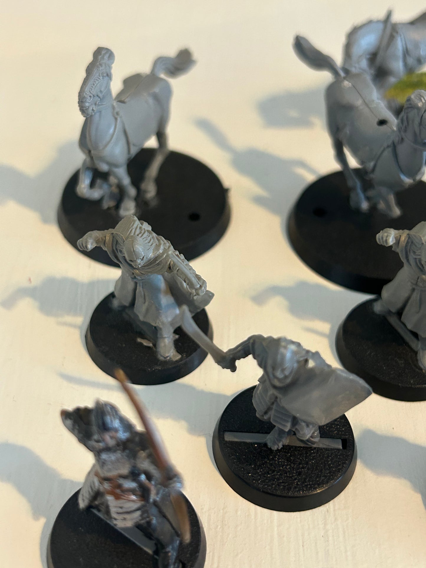 MESBG Lord of the rings humans collection (6 horses, one with a damaged rider, and one with no base and tail loose, 9 complete human warriors, 7 with damage).