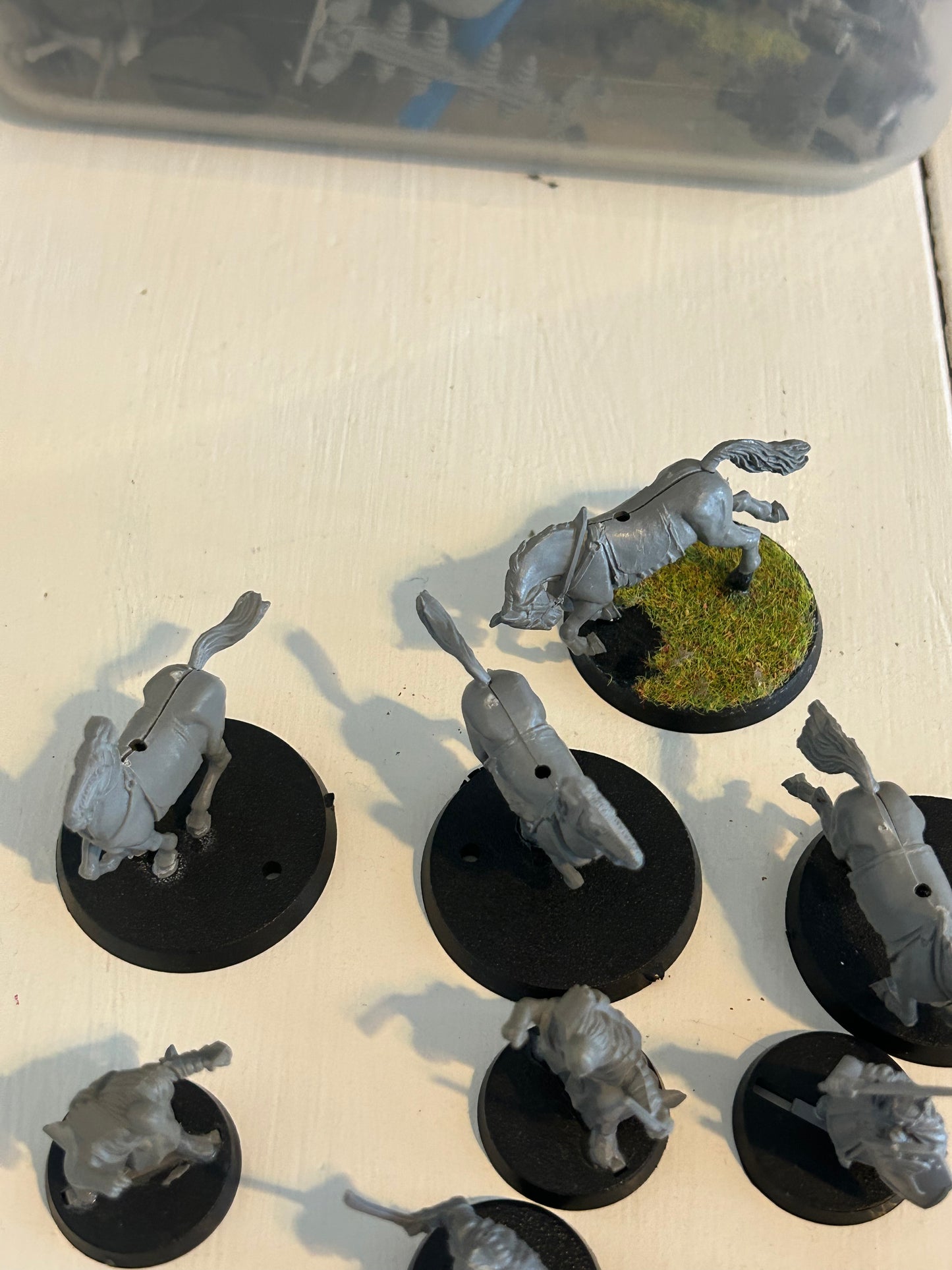 MESBG Lord of the rings humans collection (6 horses, one with a damaged rider, and one with no base and tail loose, 9 complete human warriors, 7 with damage).