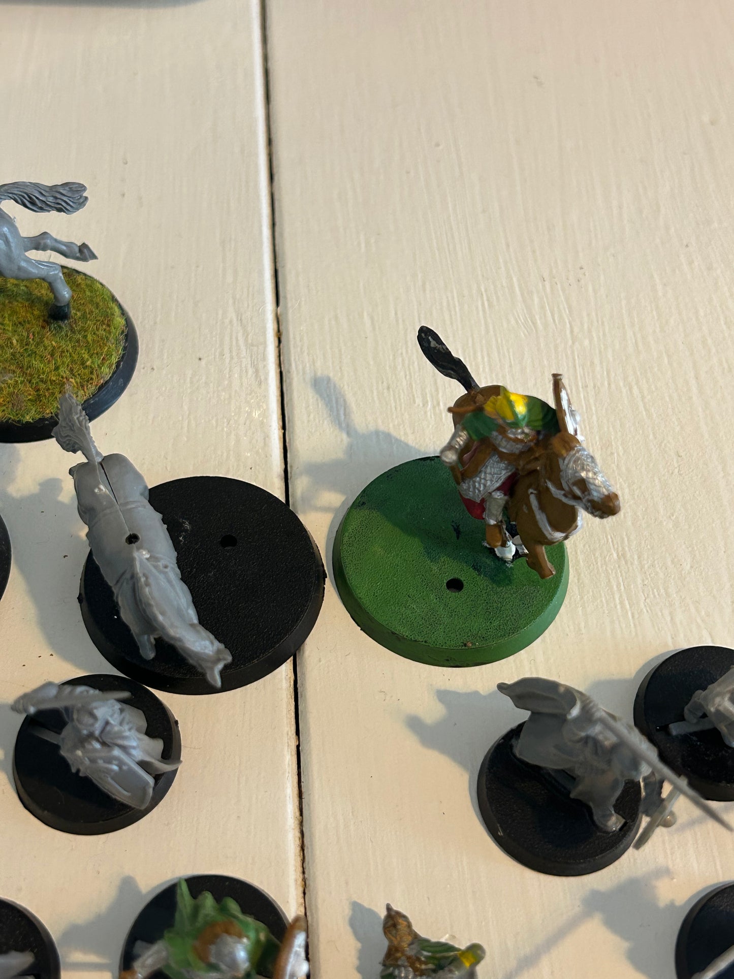 MESBG Lord of the rings humans collection (6 horses, one with a damaged rider, and one with no base and tail loose, 9 complete human warriors, 7 with damage).
